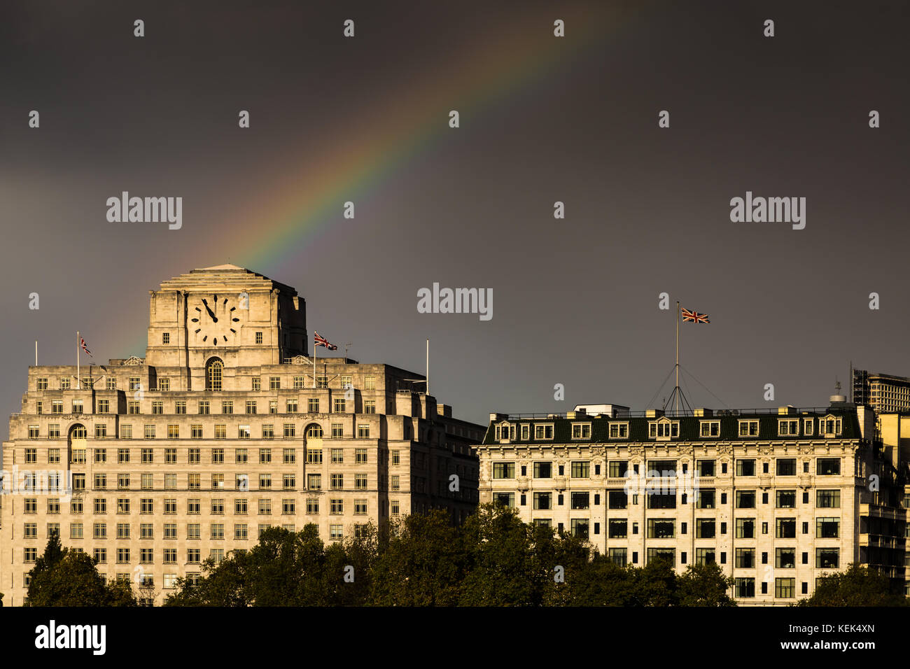 London, Großbritannien. 21 Okt, 2017. UK Wetter: Sturm Brian bringt eine brechende Regenbogen über Shell Mex Haus und Savoy Hotel Gebäude. Credit: Guy Corbishley/Alamy leben Nachrichten Stockfoto