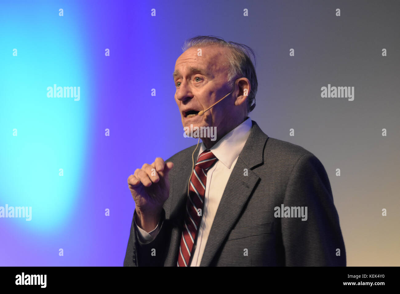 Speyer, Deutschland. 21 Okt, 2017. Apollo 7 Astronaut Ronnie Walter "Walt" Cunningham (* 16. März 1932 in Creston, Iowa, USA) Besuche im Technik Museum Speyer. Nach einer Tour durch Europas größte Raum Ausstellung zusammen mit seiner Frau Dot und Direktor Gerhard Daum, Cunningham spricht über die Art und Weise bis zu Apollo 7 und die nachfolgenden Missionen und beantwortet Fragen aus dem Publikum in einer 90-minütigen Rede und Q&A Credit: Markus Wissmann/Alamy leben Nachrichten Stockfoto