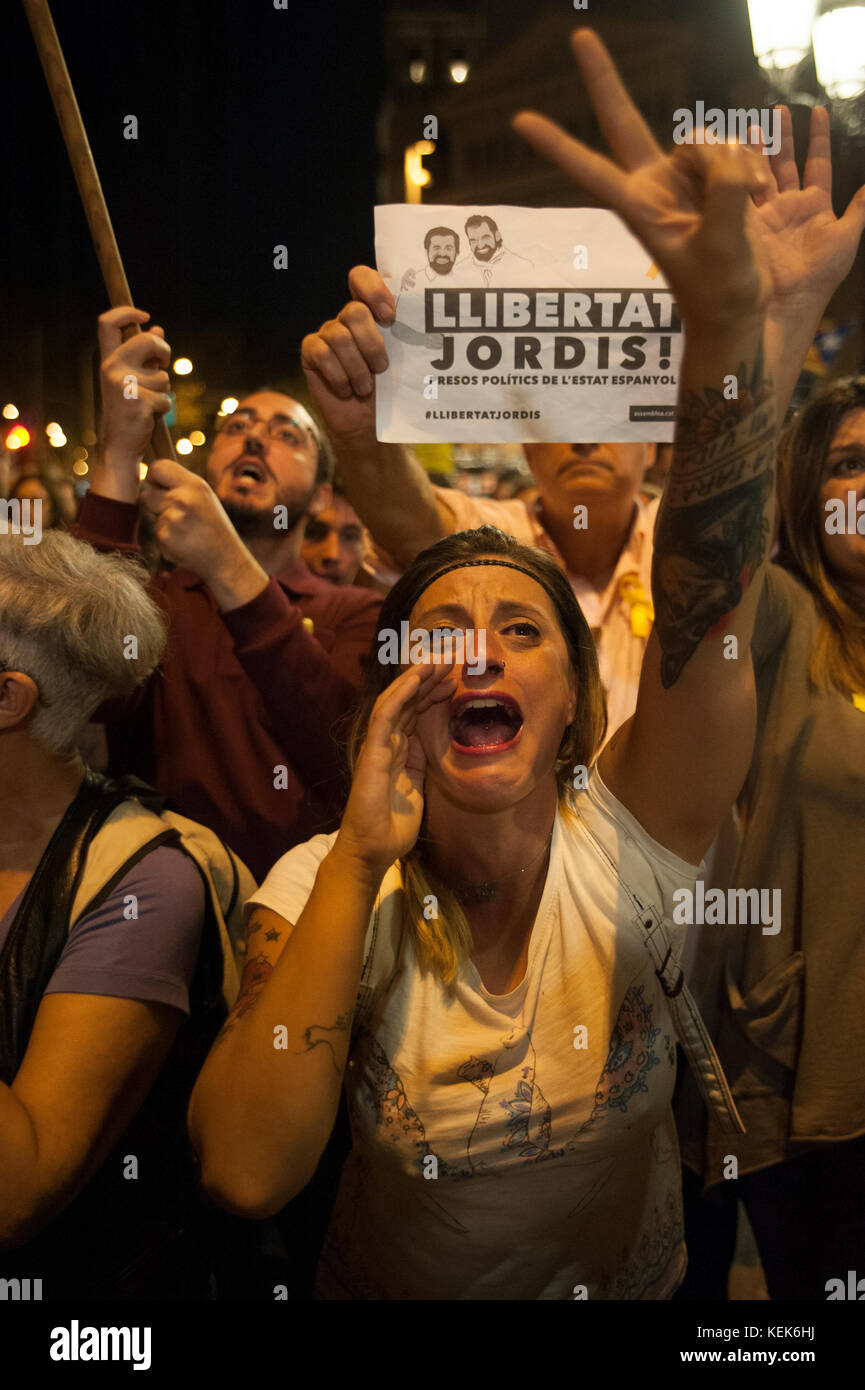 Barcelona, Katalonien. Oktober 21, 2017. Demonstranten nehmen Sie Teil bei einem Protest gegen die Entscheidung des nationalen Gerichts Zivilgesellschaft Führer einzusperren, in Barcelona. Die spanische Regierung entscheidend verschoben Samstag ein bisher ungenutztes konstitutionelle Macht einsetzen, um so die Kontrolle über Katalonien und die Unabhängigkeitsbewegung geführt durch Separatistische Politiker in den wohlhabenden Industriellen Region entgleisen. Credit: Charlie Perez/Alamy leben Nachrichten Stockfoto