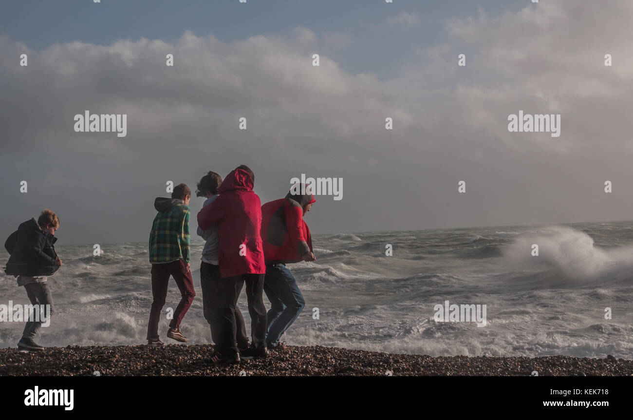 Newhaven, East Sussex, Großbritannien. 21. Oktober. Tolle Szenen an der Südküste, während der Wind von Storm Brian das Meer in eine Raserei peitscht. Viele Fotografen und Sightseers waren begeistert von dem Spektakel. Stockfoto