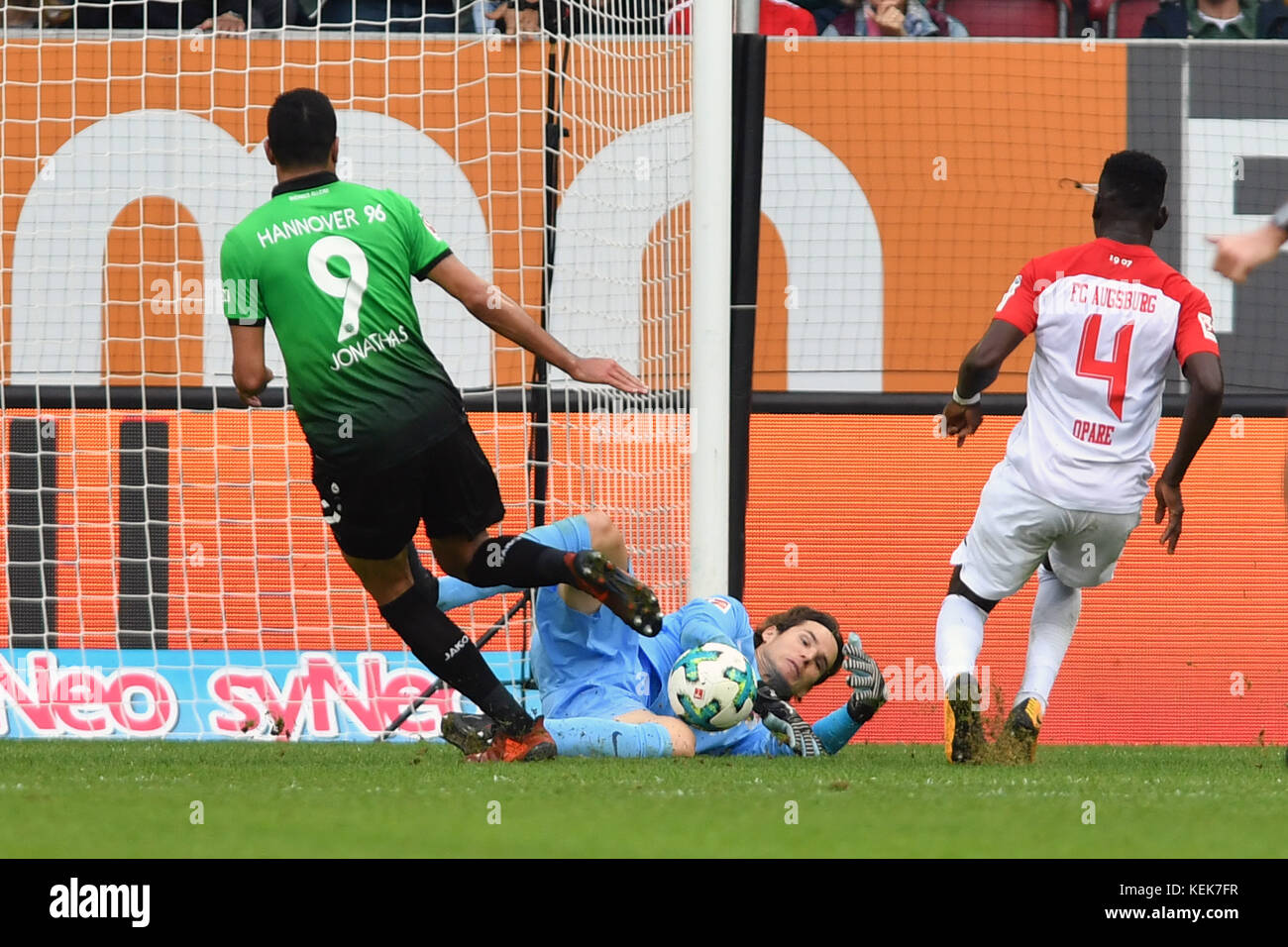 J. DE JESUS (Hannover96) vergiftet frei vor Torwart Marwin HITZ (FC Augsburg) eine große Torchance, Hitz pariert, Parade. Aktion, Fussball 1. Bundesliga, 9. Spieltag, FC Augsburg (A)-Hannover 96 (H) 1-2, am 21.10.2017 in Augsburg, WWK A R E N A. |Einsatz weltweit Stockfoto