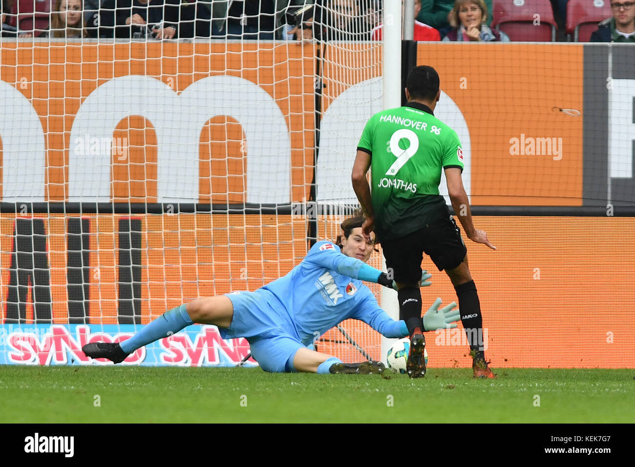 J. DE JESUS (Hannover96) vergiftet frei vor Torwart Marwin HITZ (FC Augsburg) eine große Torchance, Hitz pariert, Parade. Aktion, Fussball 1. Bundesliga, 9. Spieltag, FC Augsburg (A)-Hannover 96 (H) 1-2, am 21.10.2017 in Augsburg, WWK A R E N A. |Einsatz weltweit Stockfoto