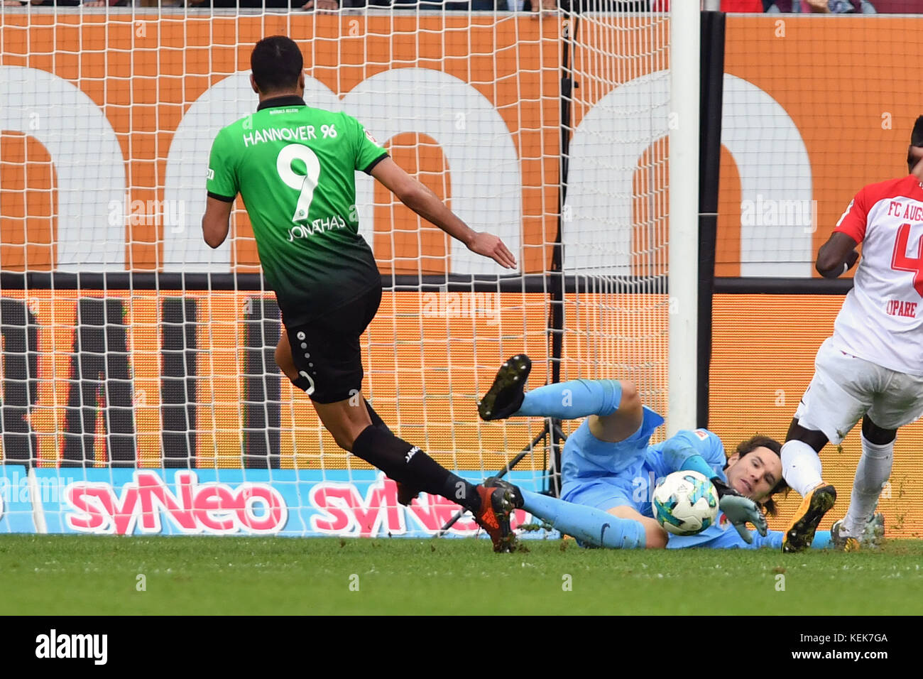 J. DE JESUS (Hannover96) vergiftet frei vor Torwart Marwin HITZ (FC Augsburg) eine große Torchance, Hitz pariert, Parade. Aktion, Fussball 1. Bundesliga, 9. Spieltag, FC Augsburg (A)-Hannover 96 (H) 1-2, am 21.10.2017 in Augsburg, WWK A R E N A. |Einsatz weltweit Stockfoto