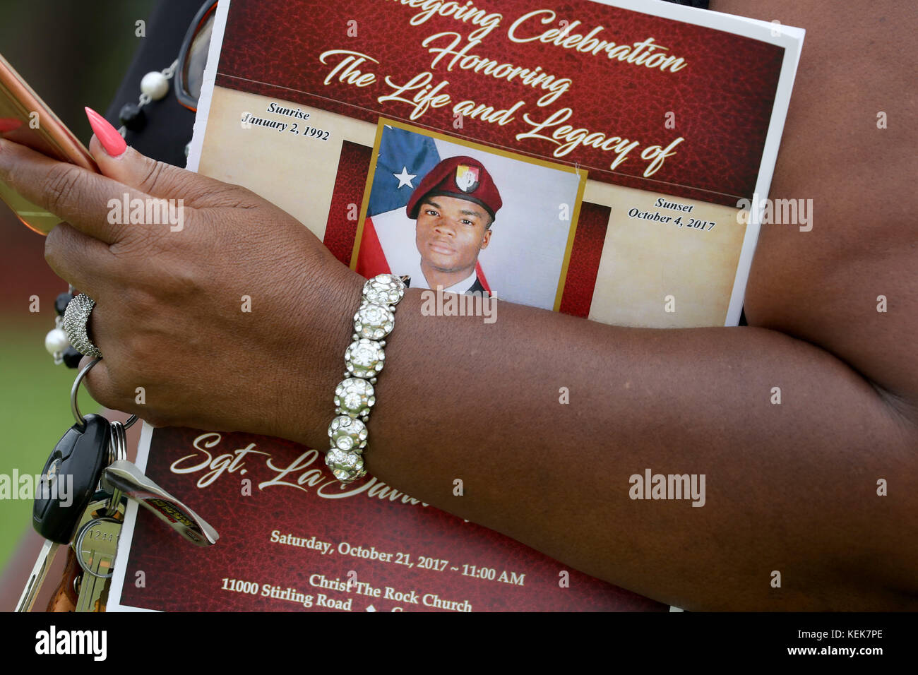 Ft. Lauderdale, Fl, USA. 23 Okt, 2017. die Beerdigung von Armee Sgt. la David Johnson wurde in Hollywood Memorial Gardens. Johnson wurde in Zusammenarbeit mit der U.S. Army Special Forces im nordwestlichen Afrika, wenn Islamisten auf Okt in einen Hinterhalt. 4, in der Nähe des Niger Grenze. Mike Stocker, South Florida Sun sentinel Credit: Sun-Sentinel/zuma Draht/alamy leben Nachrichten Stockfoto