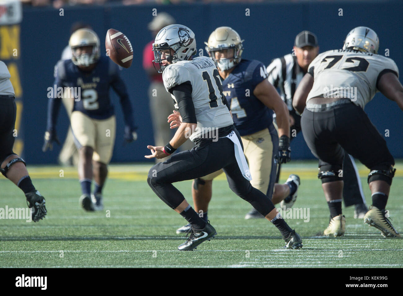 Annapolis, Maryland, USA. 21 Okt, 2017. NOAH VEDRAL (16) Vermisst die Snap während des Spiels an Navy-Marine Corps Memorial Stadium, Annapolis, Maryland, statt. Credit: Amy Sanderson/ZUMA Draht/Alamy leben Nachrichten Stockfoto