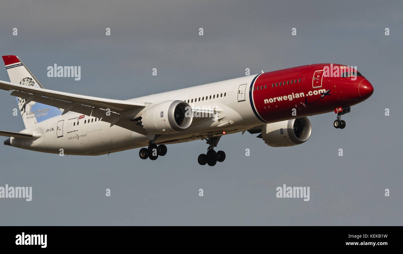 Calgary, Alberta, Kanada. Oktober 2017. Ein norwegischer Langstreckenflugzeug Boeing 787-9 Dreamliner (LN-LNL) auf der Luftlandestrecke. Das Großraumflugzeug ist in auffälliger Rot-weiß-Lackierung mit einem Porträt der norwegischen Opernlegende Kirsten Flagstad am Schwanz gemalt. Norwegian Long Hol ist eine Division der Norwegian Air Shuttle. Quelle: Bayne Stanley/ZUMA Wire/Alamy Live News Stockfoto