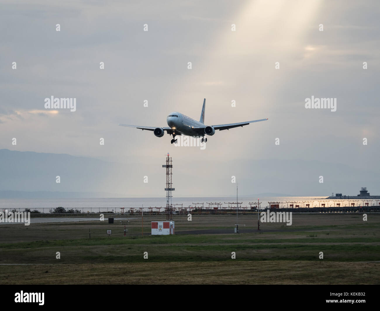 Richmond, British Columbia, Kanada. Oktober 2017. Ein Großraumflugzeug der Air Canada Boeing 767-300ER (C-GLCA) im Endanflug zur Landung auf dem Vancouver International Airport. Quelle: Bayne Stanley/ZUMA Wire/Alamy Live News Stockfoto