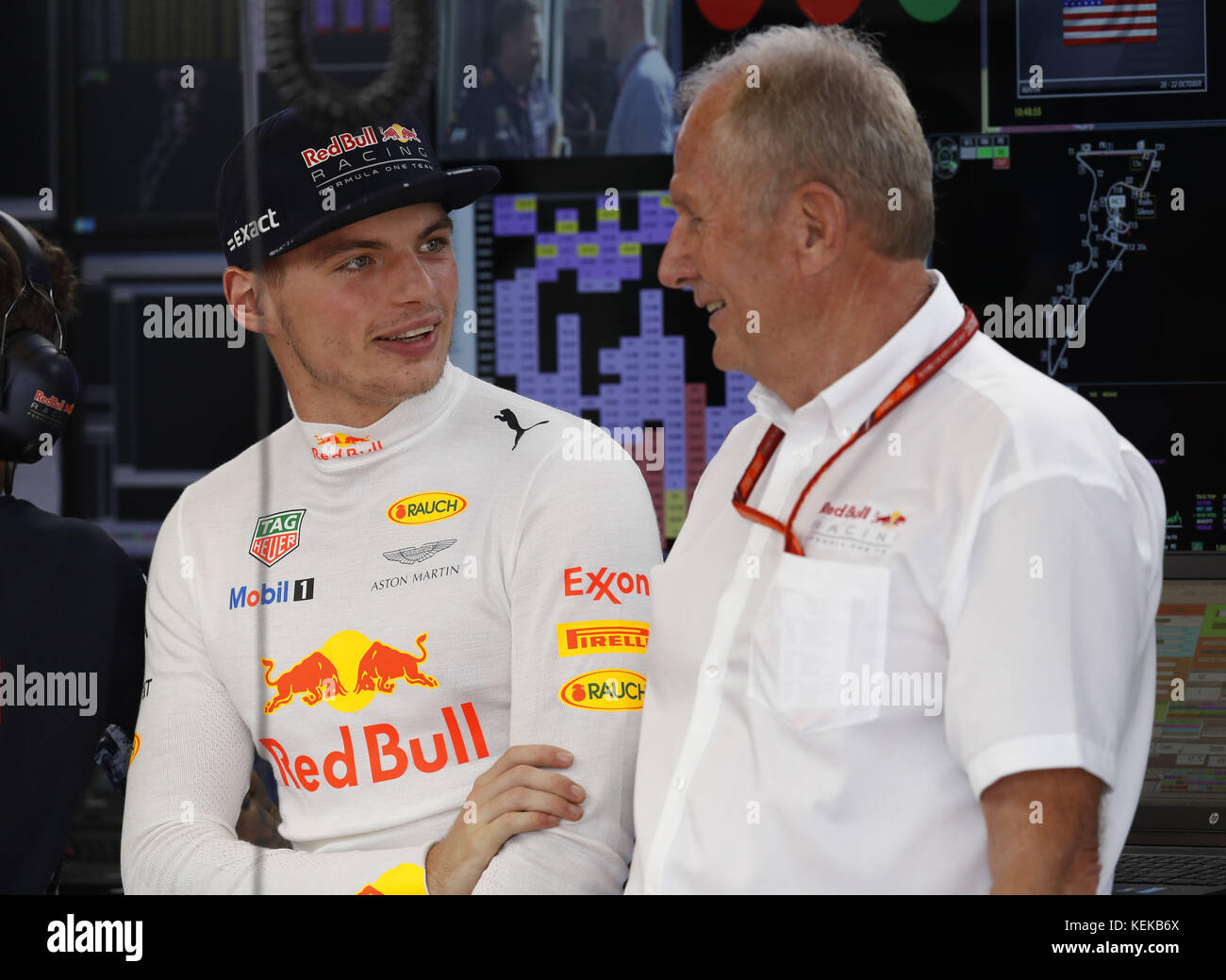 Motorsport: FIA Formel-1-Weltmeisterschaft 2017, Grand Prix der Vereinigten Staaten, #33 Max Verstappen (NLD, Red Bull Racing), Dr. Helmut Marko (AUT, Red Bull Racing), 21.10.2017. | Nutzung weltweit Stockfoto