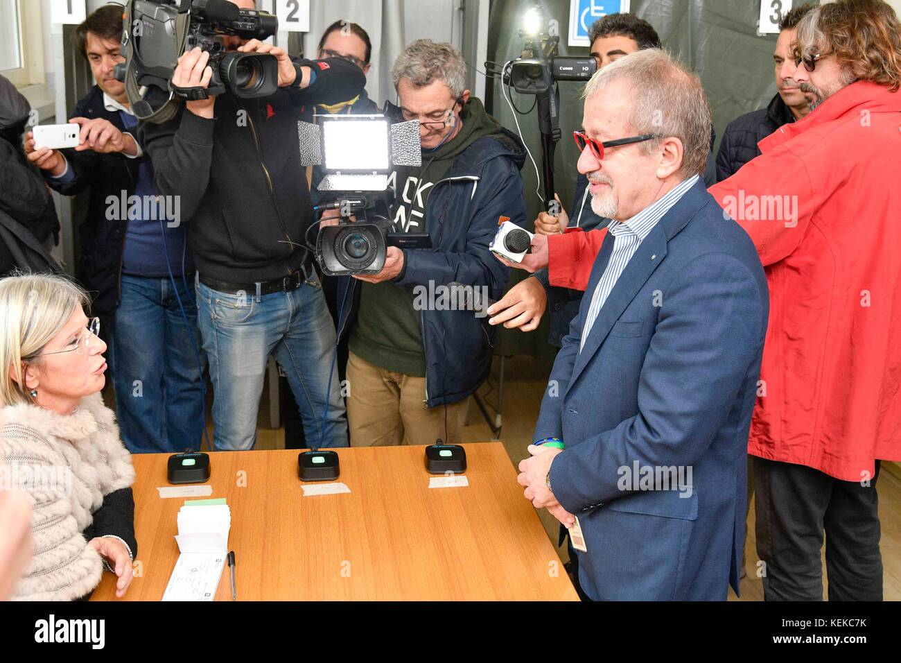 Varese, Italien. 22 Okt, 2017. lozza Varese. Roberto Maroni zum