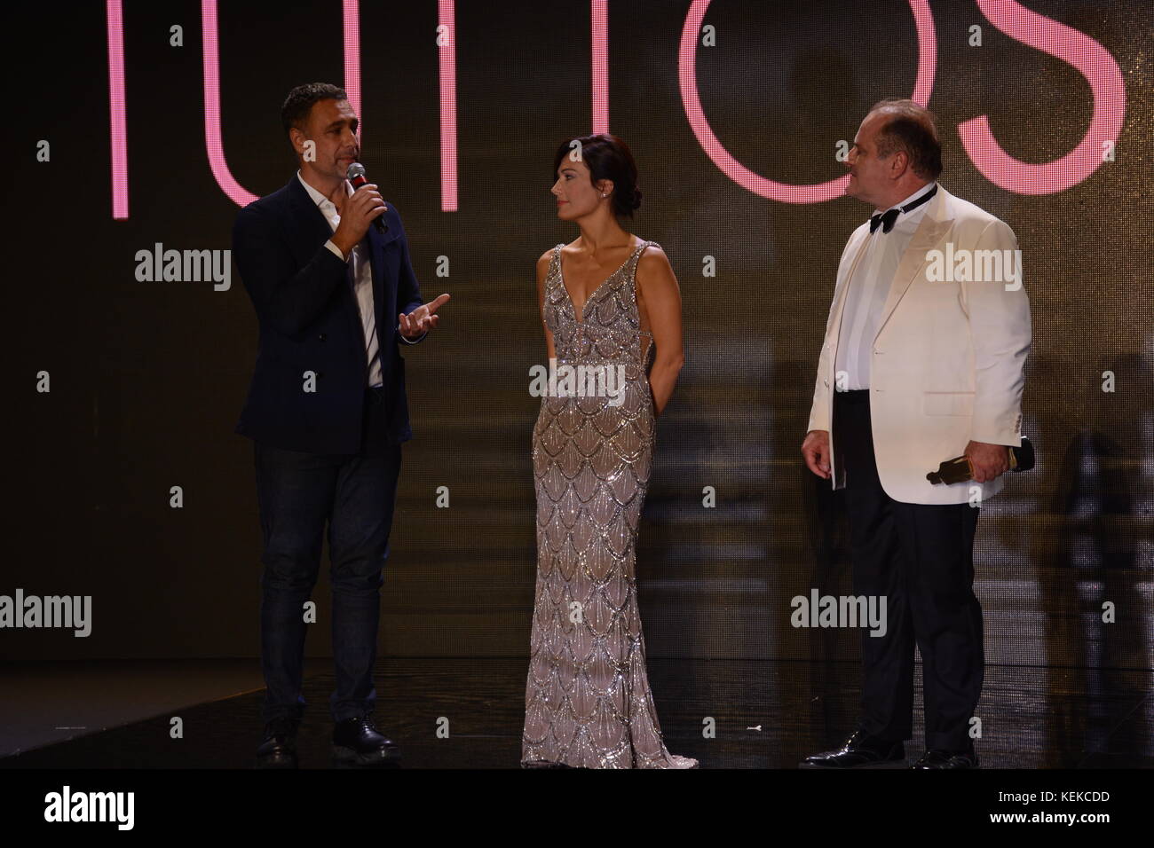 Der italienische Schauspieler raoul Bova erhielt von der Stylistin alessandra rinaudo am meisten geliebt Mann Schauspieler Award von italienischen Frau an der Mostra d'Oltremare (Neapel) Stockfoto