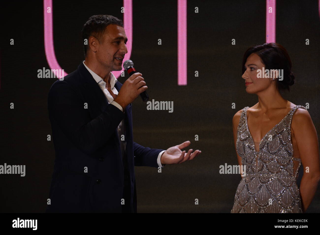 Der italienische Schauspieler raoul Bova erhielt von der Stylistin alessandra rinaudo am meisten geliebt Mann Schauspieler Award von italienischen Frau an der Mostra d'Oltremare (Neapel) Stockfoto