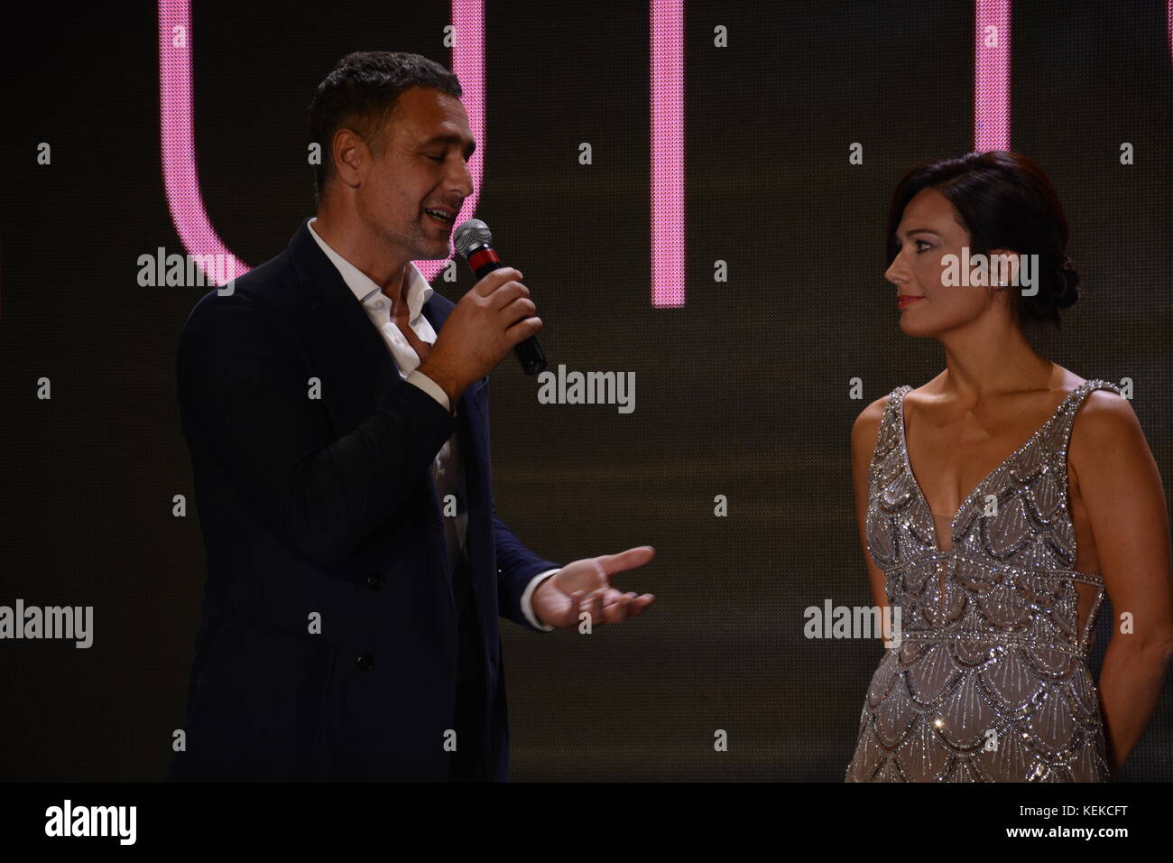 Der italienische Schauspieler raoul Bova erhielt von der Stylistin alessandra rinaudo am meisten geliebt Mann Schauspieler Award von italienischen Frau an der Mostra d'Oltremare (Neapel) Stockfoto