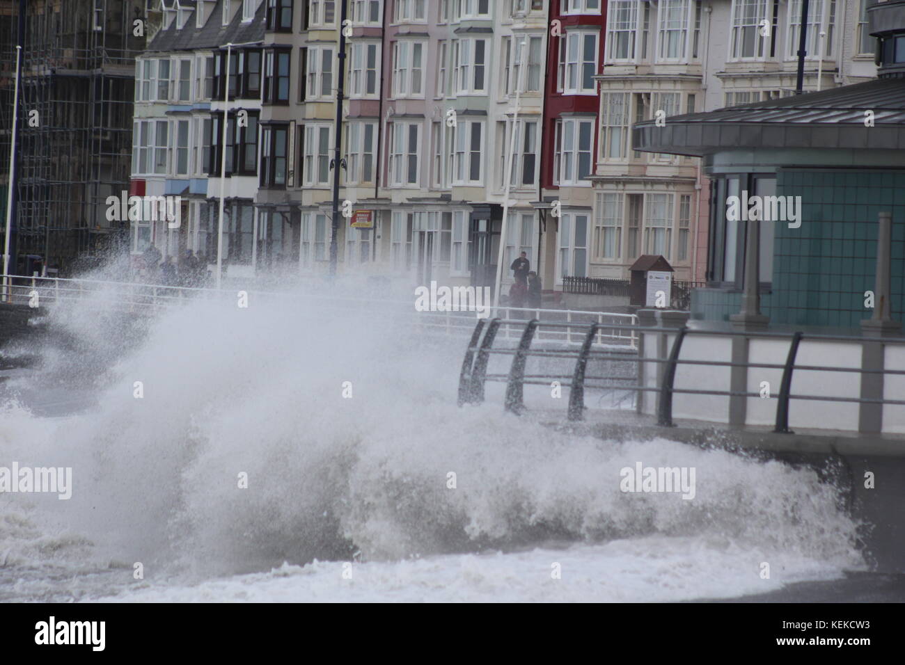 Aberystwyth Wales UK Wetter 22. Oktober 2017 nach einer weiteren Nacht voller Gewalt scheint Brian sein schlimmstes getan zu haben, was Schäden und Störungen in der walisischen Küstenstadt verursacht hat. Die Leute laufen an einem heftig windigen Morgen auf der Promenade. Quelle: mike davies/Alamy Live News Stockfoto