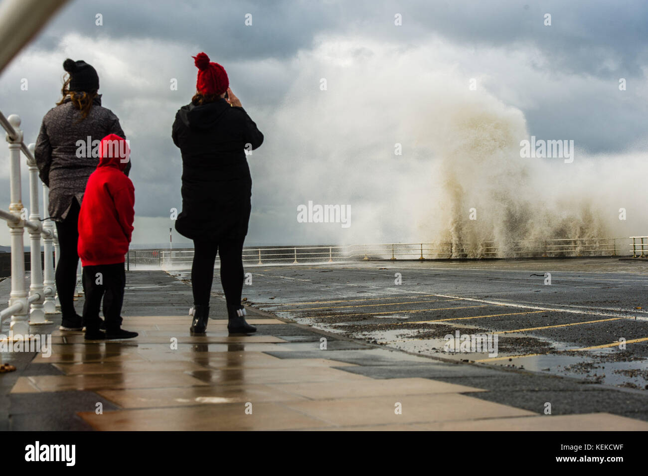 Aberystwyth Wales UK, Sonntag, 22. Oktober 2017 UK Wetter: Nach zwei Tagen des Windes ragt Brian immer noch die Küste und die Promenade in Aberystwyth an der Cardigan Bay Küste in westwales. Foto © Keith Morris / Alamy Live News Stockfoto