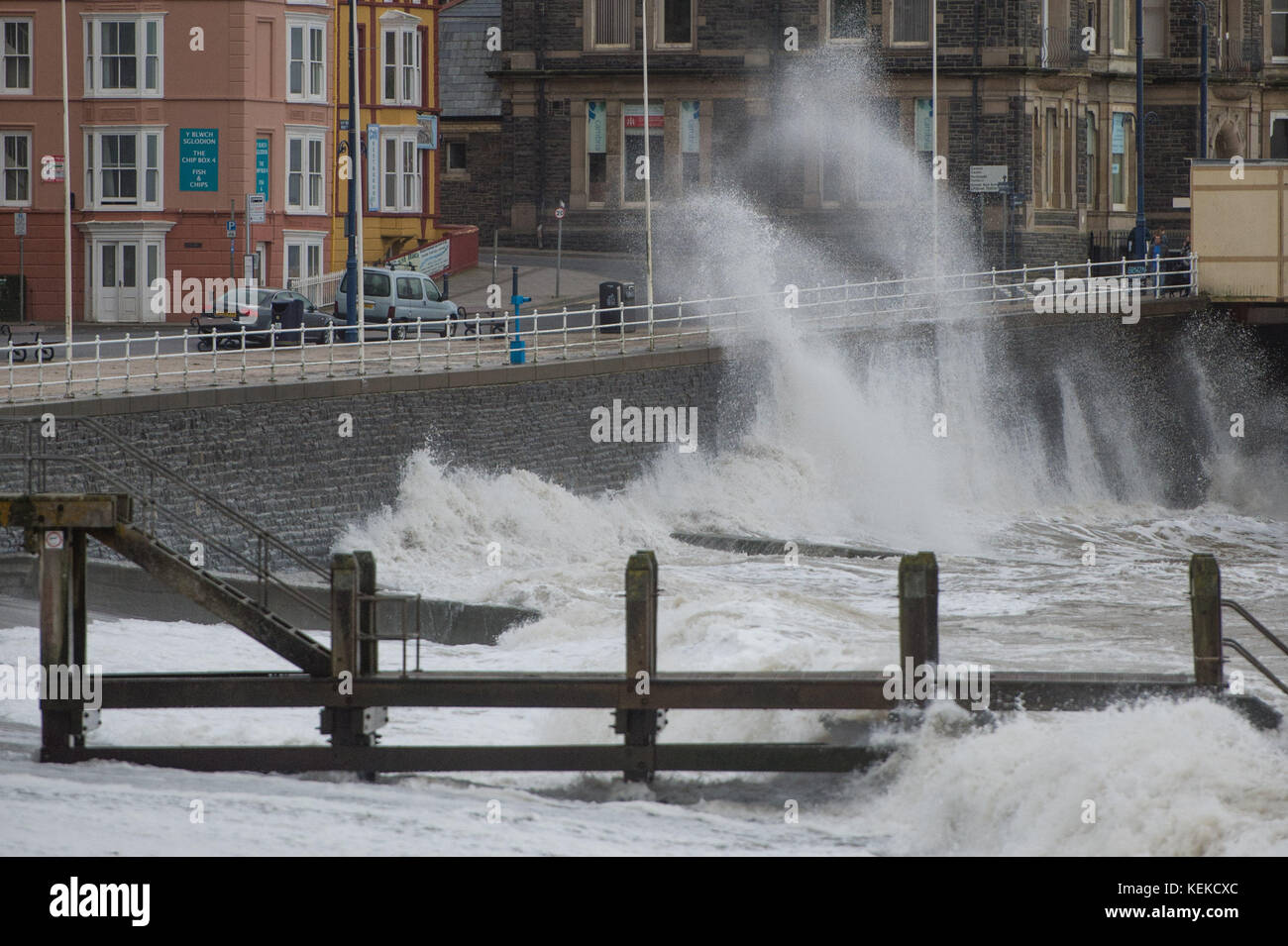 Aberystwyth Wales UK, Sonntag, 22. Oktober 2017 UK Wetter: Nach zwei Tagen des Windes ragt Brian immer noch die Küste und die Promenade in Aberystwyth an der Cardigan Bay Küste in westwales. Foto © Keith Morris / Alamy Live News Stockfoto