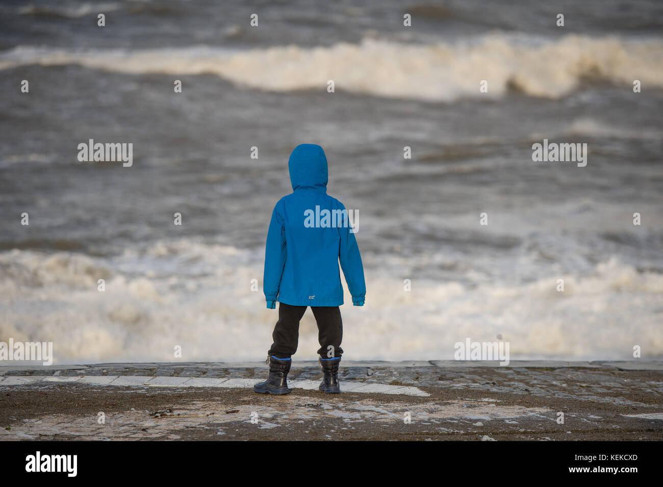 Aberystwyth Wales UK, Sonntag, 22. Oktober 2017 UK Wetter: Nach zwei Tagen des Windes ragt Brian immer noch die Küste und die Promenade in Aberystwyth an der Cardigan Bay Küste in westwales. Foto © Keith Morris / Alamy Live News Stockfoto