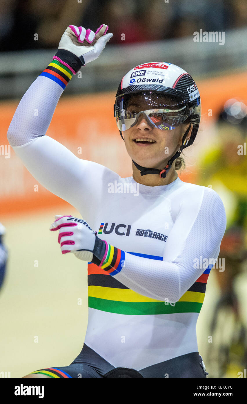 Berlin, Deutschland. Oktober 2017. Kristina Vogel feiert nach dem Keirin-Event der Frauen bei den Leichtathletik-Europameisterschaften in Berlin, 21. Oktober 2017. Vogel gewann den ersten Platz mit Gold. Quelle: Jens Büttner/dpa-Zentralbild/dpa/Alamy Live News Stockfoto