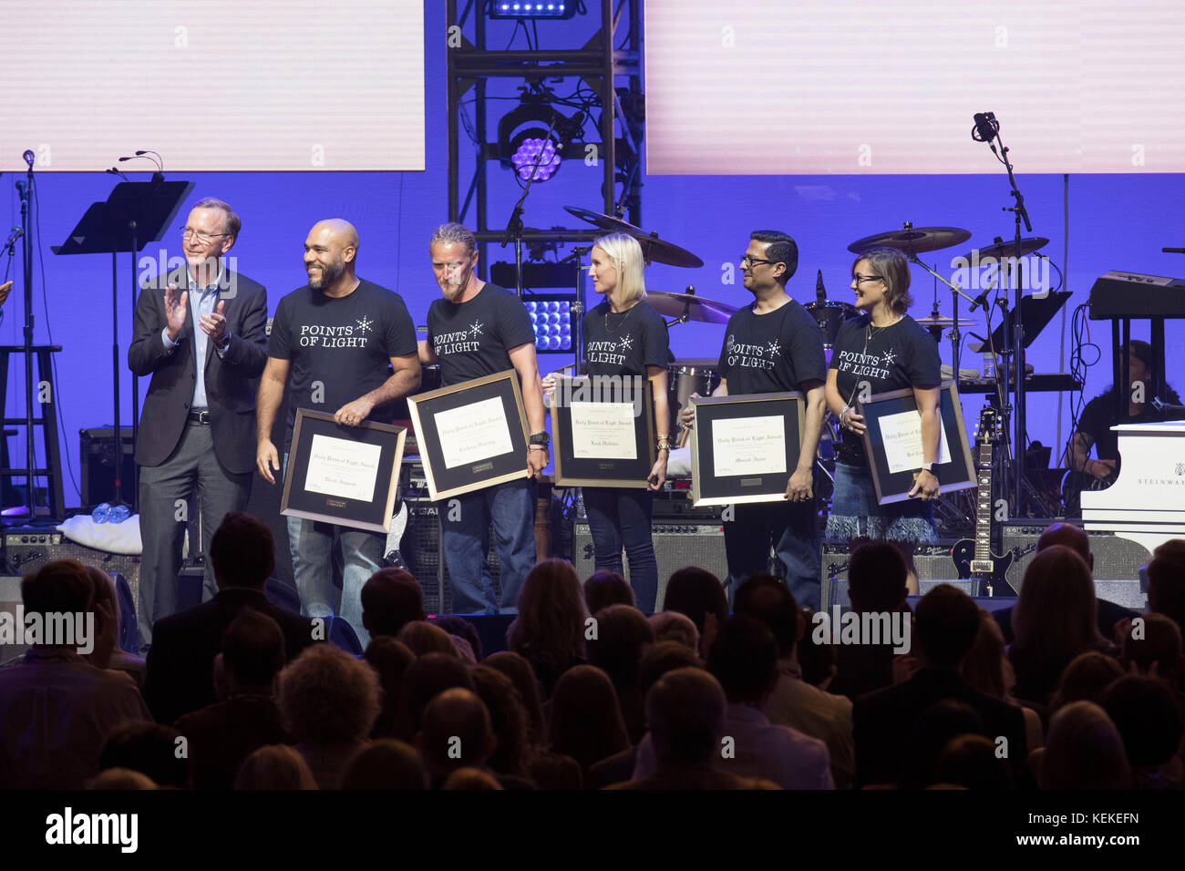 College Station, Texas USA 21. Oktober 2017: Die Gewinner des Points of Light Awards auf der Bühne der Reed Arena der Texas A&M University für ein One America Appeal Konzert und Spendenaktion für Hurrikane und Sturmentlastung. Alle fünf wurden für ihre wirkungsvollen freiwilligen Bemühungen nach den jüngsten Hurrikanen ihre Gemeinden verwüstet anerkannt. Sie traten bei dem Konzert auf dem Campus der Texas A&M University auf, das Geld für die Hurrikan-Linderung einbrachte. Kredit: Bob Daemmrich/Alamy Live Nachrichten Stockfoto