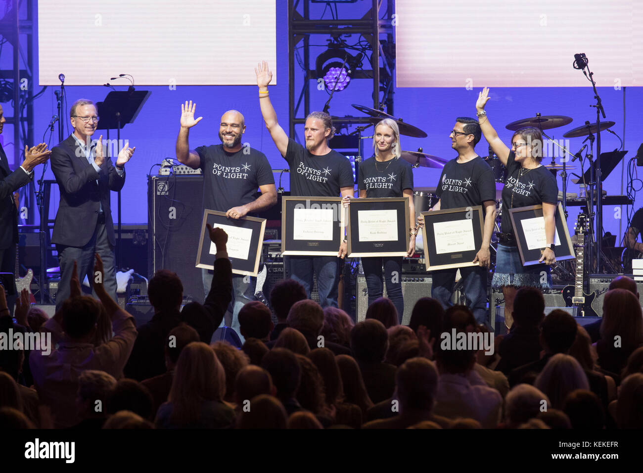 College Station, Texas USA 21. Oktober 2017: Die Gewinner des Points of Light Awards auf der Bühne der Reed Arena der Texas A&M University für ein One America Appeal Konzert und Spendenaktion für Hurrikane und Sturmentlastung. Alle fünf wurden für ihre wirkungsvollen freiwilligen Bemühungen nach den jüngsten Hurrikanen ihre Gemeinden verwüstet anerkannt. Sie traten bei dem Konzert auf dem Campus der Texas A&M University auf, das Geld für die Hurrikan-Linderung einbrachte. Kredit: Bob Daemmrich/Alamy Live Nachrichten Stockfoto