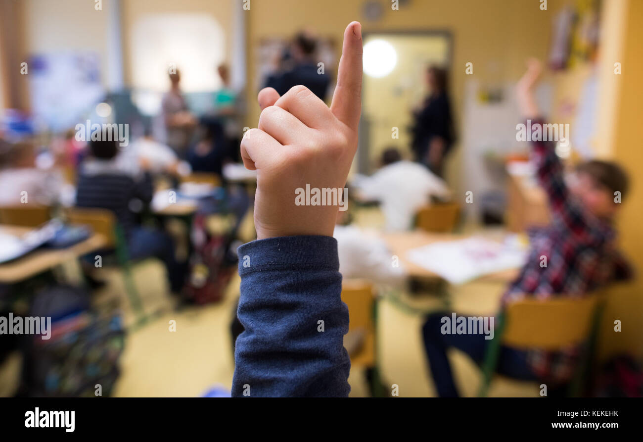 Schwerin, Deutschland. Oktober 2017. Grundschulkinder der vierten Klasse an der Grundschule Müßer Berg in Schwerin, 5. Oktober 2017. Quelle: Jens Büttner/dpa-Zentralbild/ZB/dpa/Alamy Live News Stockfoto