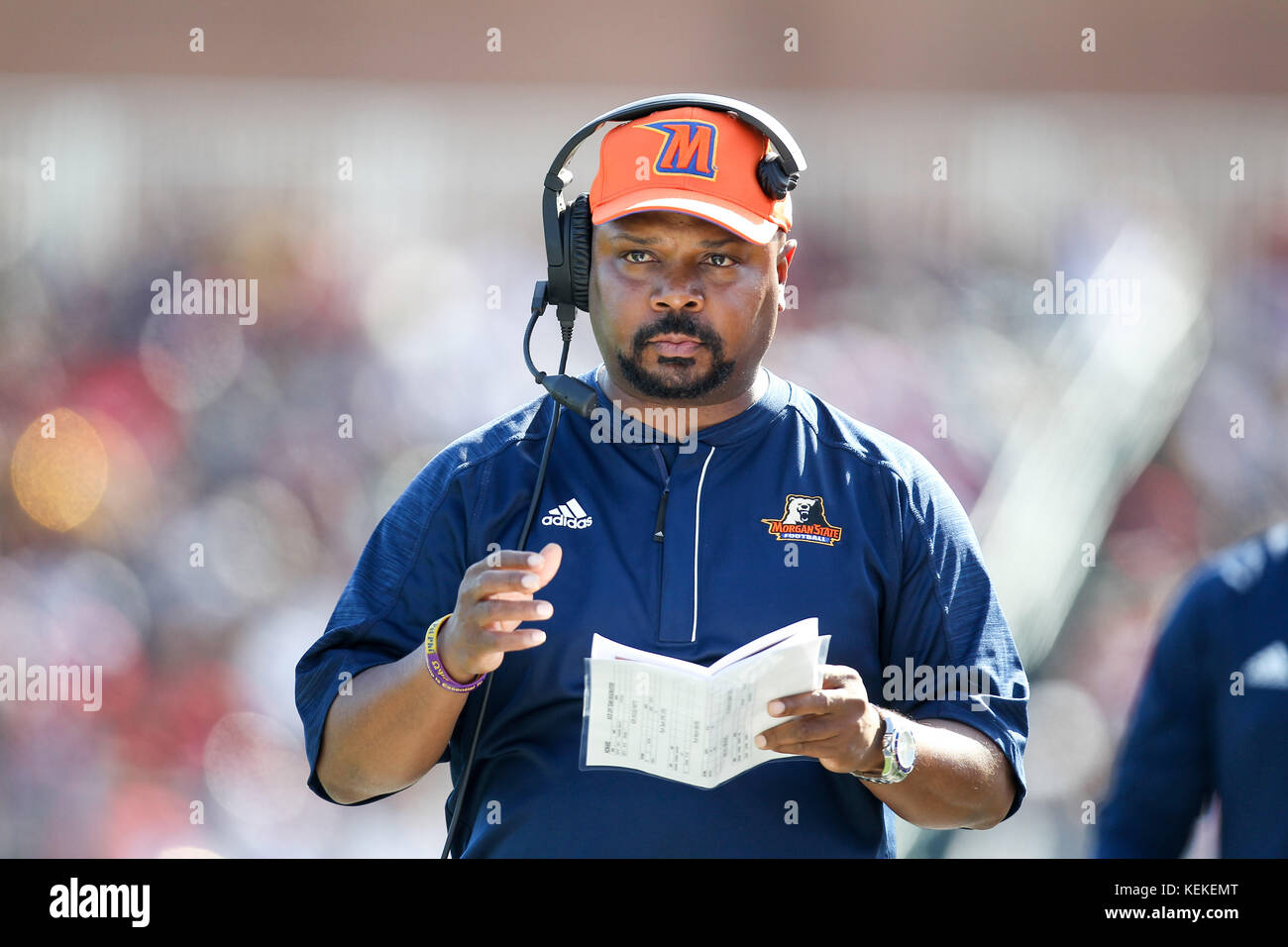 Washington, DC, USA. 21 Okt, 2017. Morgan Zustand trägt Trainer Fred Hufschmied sieht von der Seitenlinie während des Spiels zwischen den Howard Bison und der Morgan State Bären an Greene Stadion in Washington, DC. Kenia Allen/CSM/Alamy leben Nachrichten Stockfoto