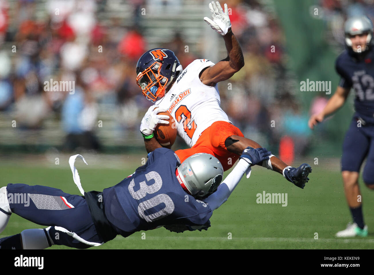 Washington, DC, USA. 21 Okt, 2017. Morgan Zustand trägt Defensive zurück Carl Garnes (2) ist die von Howard Bison zurück laufen Quinton Hill (30) Auf einem Kick Return während des Spiels zwischen den Howard Bison und der Morgan State Bären an Greene Stadion in Washington, DC in Angriff genommen. Kenia Allen/CSM/Alamy leben Nachrichten Stockfoto