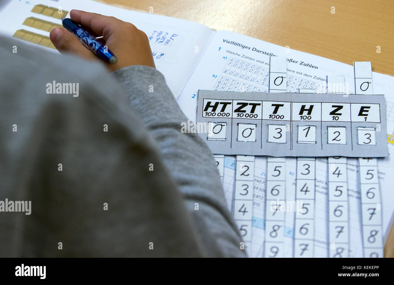 Schwerin, Deutschland. Oktober 2017. Grundschulkinder der vierten Klasse an der Grundschule Müßer Berg in Schwerin, 5. Oktober 2017. Das Foto wurde im Rahmen eines Besuchs von Hessen, Minister für Bildung und Kunst, und Schwesig, Ministerpräsident des Landes Mecklenburg-Vorpommern, aufgenommen. Quelle: Jens Büttner/dpa-Zentralbild/ZB/dpa/Alamy Live News Stockfoto