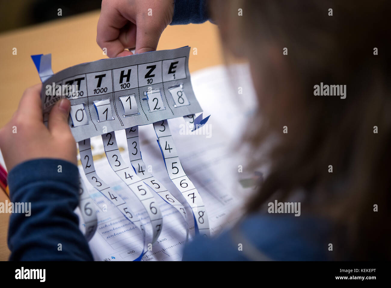 Schwerin, Deutschland. Oktober 2017. Grundschulkinder der vierten Klasse an der Grundschule Müßer Berg in Schwerin, 5. Oktober 2017. Quelle: Jens Büttner/dpa-Zentralbild/ZB/dpa/Alamy Live News Stockfoto