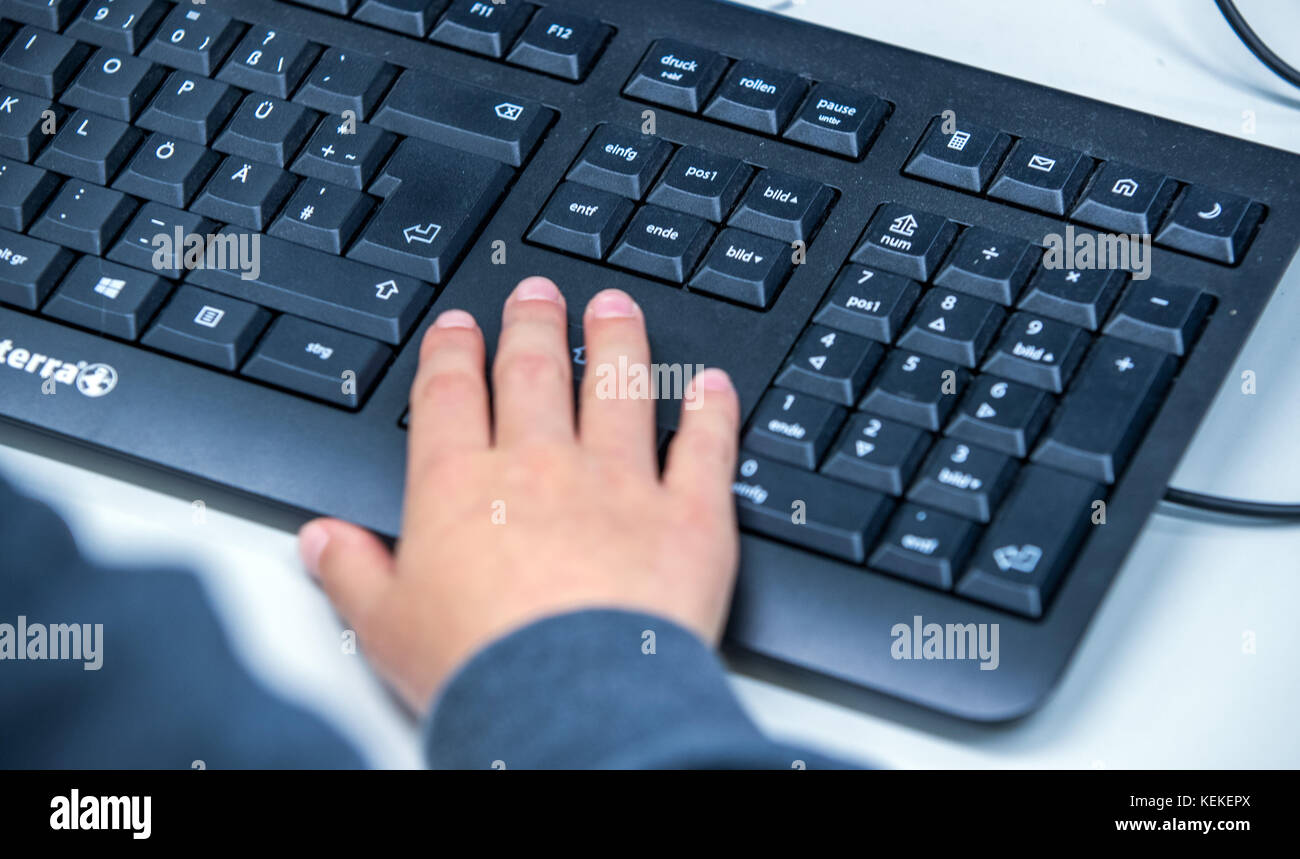 Schwerin, Deutschland. Oktober 2017. Grundschulkinder der vierten Klasse, die am Computer der Grundschule Müßer Berg in Schwerin arbeiten, 05. Oktober 2017. Quelle: Jens Büttner/dpa-Zentralbild/ZB/dpa/Alamy Live News Stockfoto