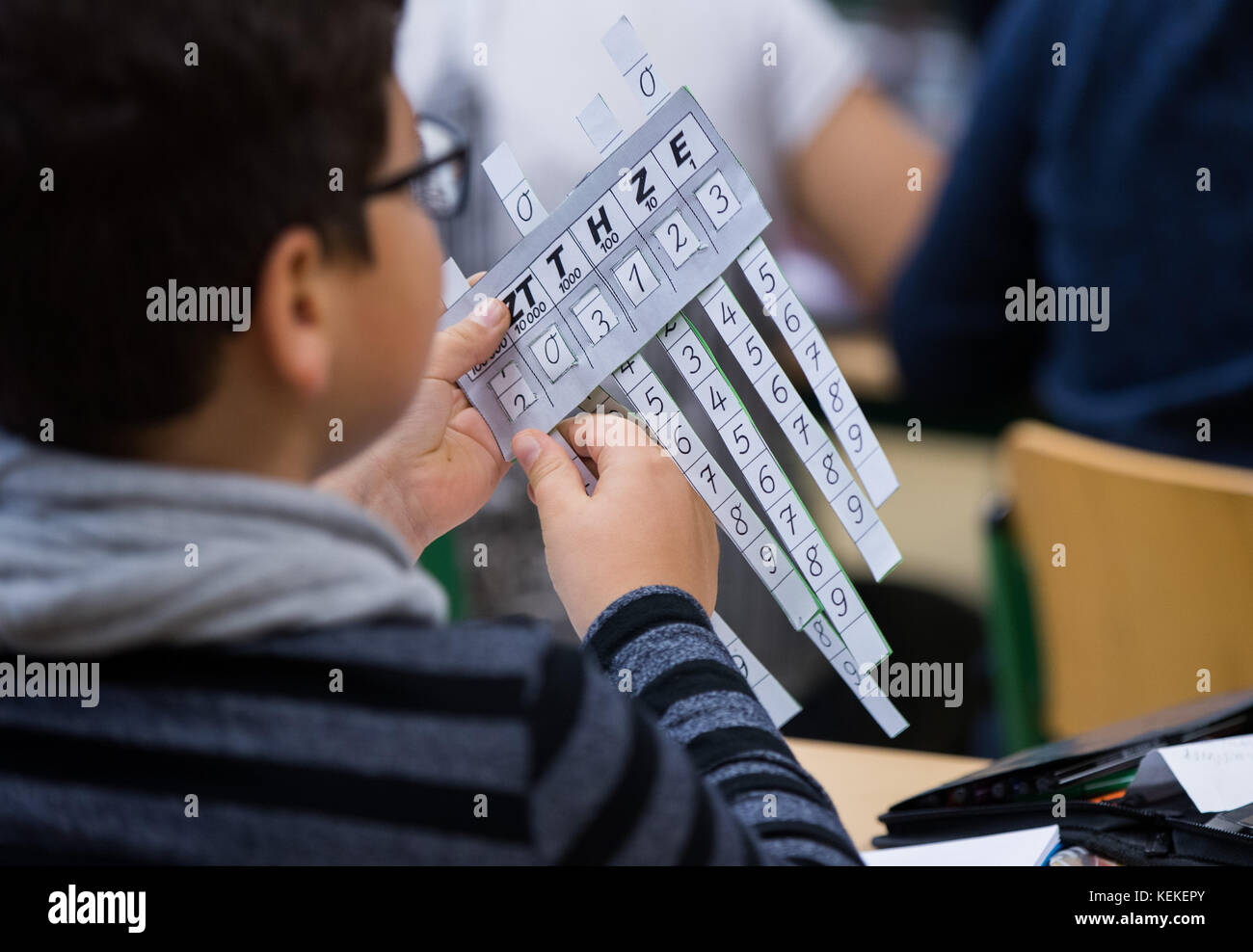 Schwerin, Deutschland. Oktober 2017. Grundschulkinder der vierten Klasse an der Grundschule Müßer Berg in Schwerin, 5. Oktober 2017. Das Foto wurde im Rahmen eines Besuchs von Hessen, Minister für Bildung und Kunst, und Schwesig, Ministerpräsident des Landes Mecklenburg-Vorpommern, aufgenommen. Quelle: Jens Büttner/dpa-Zentralbild/ZB/dpa/Alamy Live News Stockfoto