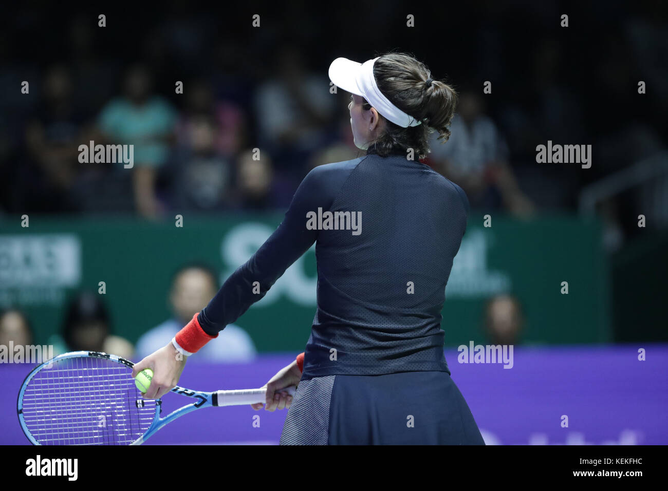 Spanischer Tennisspieler garbine muguruza ist in Aktion während ihrer ersten Round-robin-match Der wta Finale vs lettische Tennisspielerin Jelena ostapenko am 22.Oktober 2017 in Singapur, Singapur - © Yan lerval/alamy leben Nachrichten Stockfoto