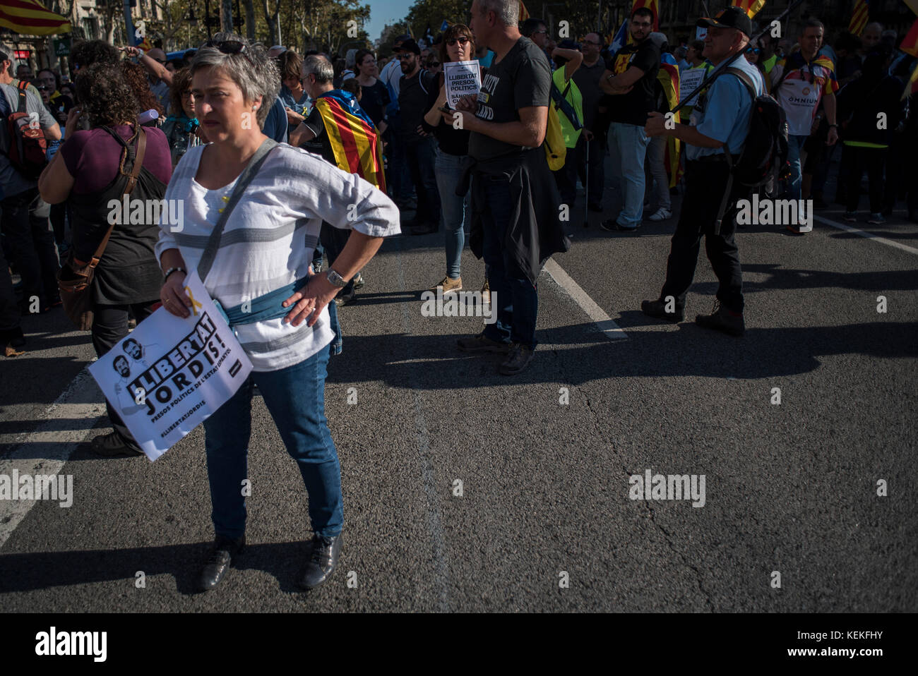 Barcelona, Spanien. Oktober 2017. Barcelona. Demonstration gegen die Inhaftierung der katalanischen Führer Jordi Sánchez (ANC) und Jordi Cuixart (Òmnium Cultural) und die Intervention des spanischen Staates in die Regierung von Katalonien. Die spanische Regierung hat die Intervention der katalanischen Selbstverwaltung durch Artikel 155 der Verfassung angekündigt, der noch nie verwendet wurde. Alle wichtigen Mitglieder der katalanischen Regierung haben an der Demonstration teilgenommen, um den Rückzug der Regierung von Madrid zu fordern. Kredit: Alamy / Carles Desfilis Stockfoto