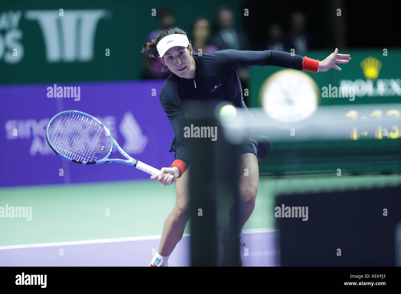 Spanischer Tennisspieler garbine muguruza ist in Aktion während ihrer ersten Round-robin-match Der wta Finale vs lettische Tennisspielerin Jelena ostapenko am 22.Oktober 2017 in Singapur, Singapur - © Yan lerval/alamy leben Nachrichten Stockfoto