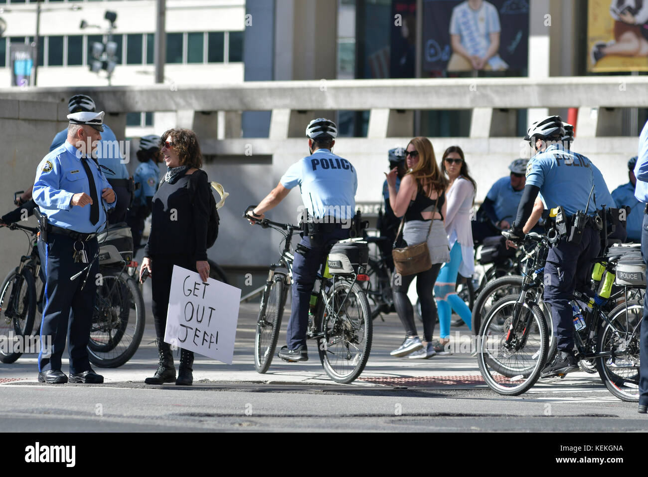 Philadelphia, PA., USA. 21. Oktober, 2017. Demonstranten mit echter Gerechtigkeit Philadelphia konfrontieren Polizei am 21. Oktober 2017 nach US Attorney General Jeff Sessions liefert Erläuterungen zum Projekt sicheren Nachbarschaften in den großen Städten Chiefs Association Fall Meeting, auf dem nahe gelegenen Pennsylvania Convention Center, Philadelphia, PA. Bei der Ankunft am Frank Rizzo Statue, in der Nähe von City Hall Polizisten und Demonstranten zusammenstießen. Fünf Personen wurden festgenommen und nach einer Polizei von Philadelphia Òwill supervisorÊat die Lage wahrscheinlich Home später mit einem Zitat gesendet werden. Stockfoto