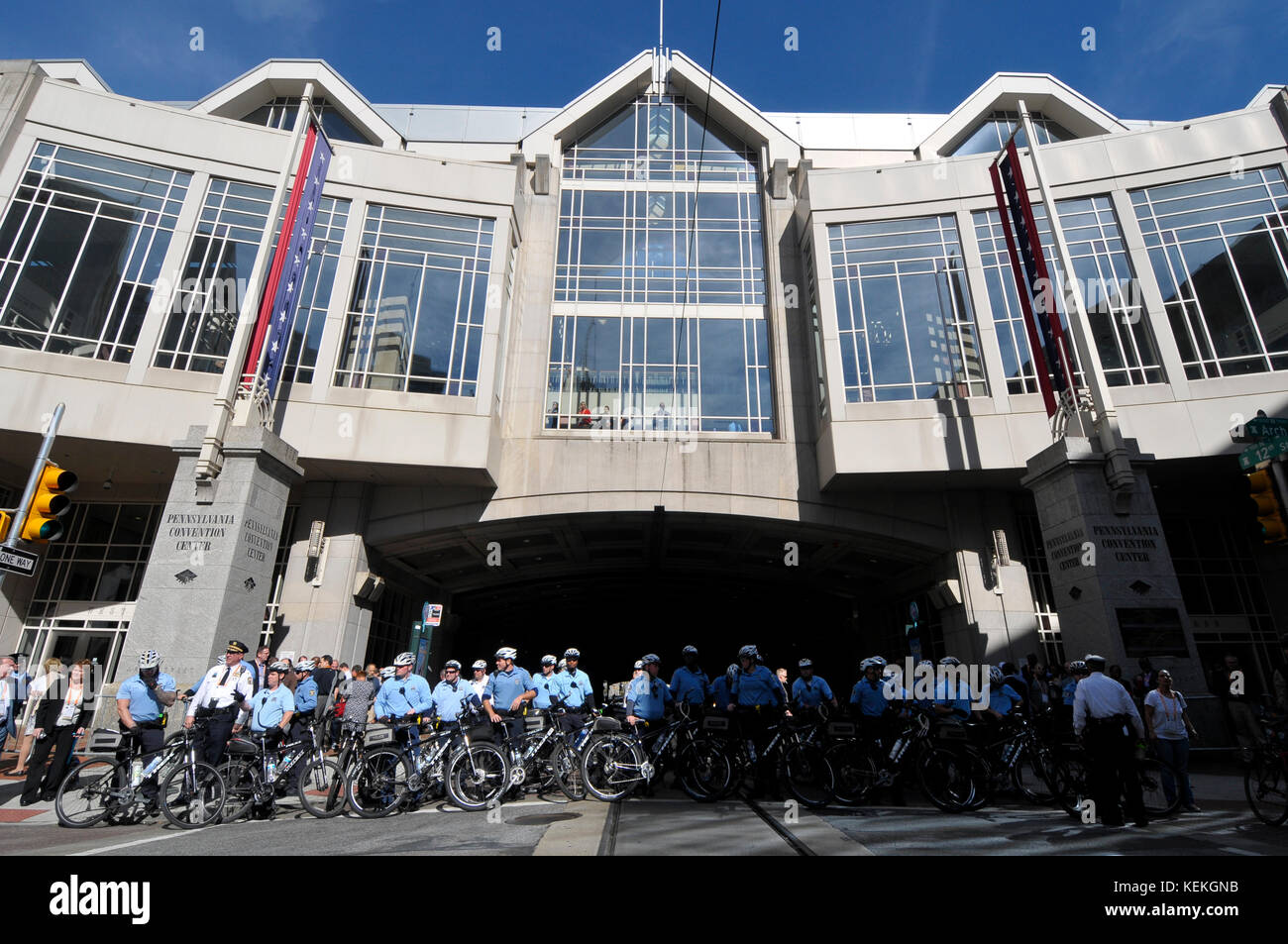 Philadelphia, PA., USA. 21. Oktober, 2017. Demonstranten mit echter Gerechtigkeit Philadelphia konfrontieren Polizei am 21. Oktober 2017 nach US Attorney General Jeff Sessions liefert Erläuterungen zum Projekt sicheren Nachbarschaften in den großen Städten Chiefs Association Fall Meeting, auf dem nahe gelegenen Pennsylvania Convention Center, Philadelphia, PA. Bei der Ankunft am Frank Rizzo Statue, in der Nähe von City Hall Polizisten und Demonstranten zusammenstießen. Fünf Personen wurden festgenommen und nach einer Polizei von Philadelphia Òwill supervisorÊat die Lage wahrscheinlich Home später mit einem Zitat gesendet werden. Stockfoto