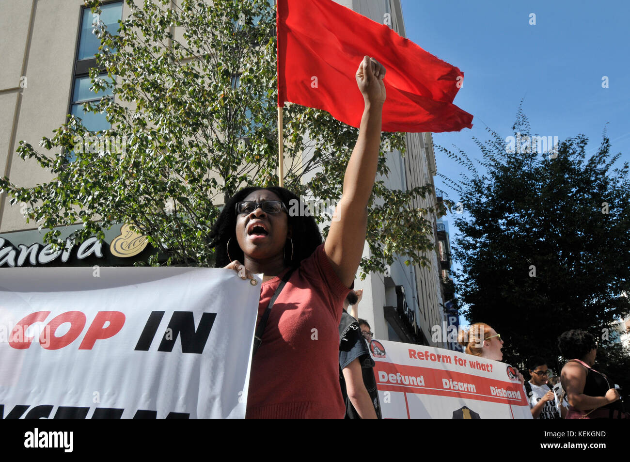 Philadelphia, PA., USA. 21. Oktober, 2017. Demonstranten mit echter Gerechtigkeit Philadelphia konfrontieren Polizei am 21. Oktober 2017 nach US Attorney General Jeff Sessions liefert Erläuterungen zum Projekt sicheren Nachbarschaften in den großen Städten Chiefs Association Fall Meeting, auf dem nahe gelegenen Pennsylvania Convention Center, Philadelphia, PA. Bei der Ankunft am Frank Rizzo Statue, in der Nähe von City Hall Polizisten und Demonstranten zusammenstießen. Fünf Personen wurden festgenommen und nach einer Polizei von Philadelphia Òwill supervisorÊat die Lage wahrscheinlich Home später mit einem Zitat gesendet werden. Stockfoto