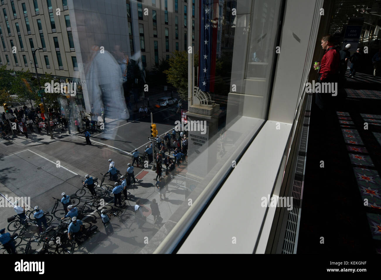 Philadelphia, PA., USA. 21. Oktober, 2017. Demonstranten mit echter Gerechtigkeit Philadelphia konfrontieren Polizei am 21. Oktober 2017 nach US Attorney General Jeff Sessions liefert Erläuterungen zum Projekt sicheren Nachbarschaften in den großen Städten Chiefs Association Fall Meeting, auf dem nahe gelegenen Pennsylvania Convention Center, Philadelphia, PA. Bei der Ankunft am Frank Rizzo Statue, in der Nähe von City Hall Polizisten und Demonstranten zusammenstießen. Fünf Personen wurden festgenommen und nach einer Polizei von Philadelphia Òwill supervisorÊat die Lage wahrscheinlich Home später mit einem Zitat gesendet werden. Stockfoto