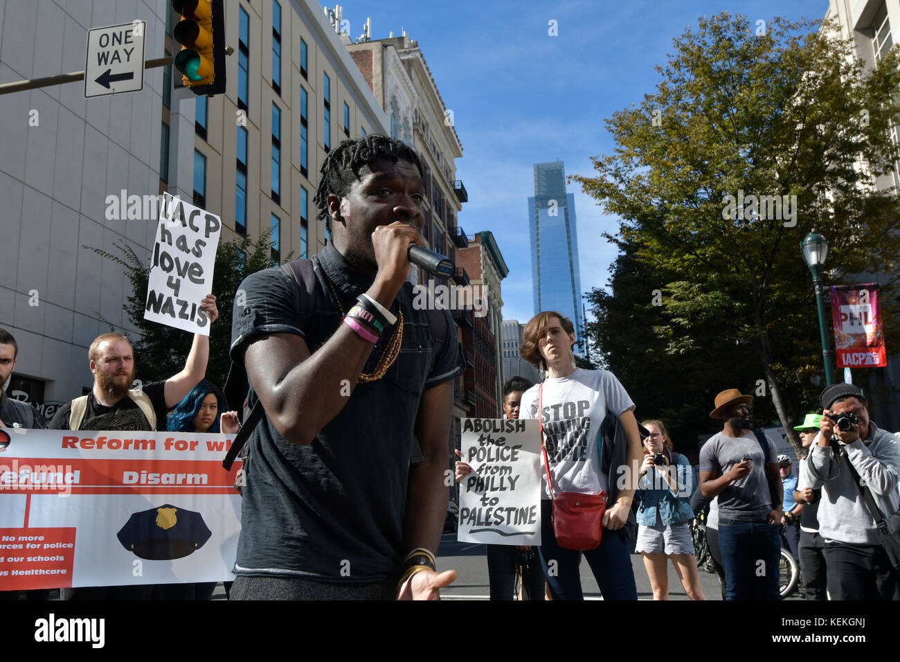 Philadelphia, PA., USA. 21. Oktober, 2017. Demonstranten mit echter Gerechtigkeit Philadelphia konfrontieren Polizei am 21. Oktober 2017 nach US Attorney General Jeff Sessions liefert Erläuterungen zum Projekt sicheren Nachbarschaften in den großen Städten Chiefs Association Fall Meeting, auf dem nahe gelegenen Pennsylvania Convention Center, Philadelphia, PA. Bei der Ankunft am Frank Rizzo Statue, in der Nähe von City Hall Polizisten und Demonstranten zusammenstießen. Fünf Personen wurden festgenommen und nach einer Polizei von Philadelphia Òwill supervisorÊat die Lage wahrscheinlich Home später mit einem Zitat gesendet werden. Stockfoto