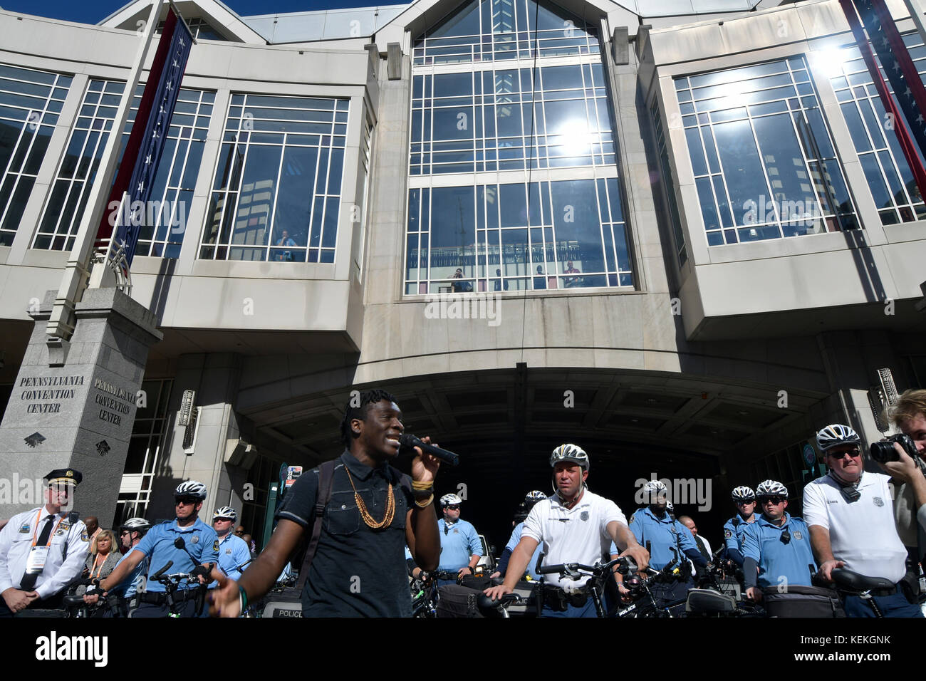 Philadelphia, PA., USA. 21. Oktober, 2017. Demonstranten mit echter Gerechtigkeit Philadelphia konfrontieren Polizei am 21. Oktober 2017 nach US Attorney General Jeff Sessions liefert Erläuterungen zum Projekt sicheren Nachbarschaften in den großen Städten Chiefs Association Fall Meeting, auf dem nahe gelegenen Pennsylvania Convention Center, Philadelphia, PA. Bei der Ankunft am Frank Rizzo Statue, in der Nähe von City Hall Polizisten und Demonstranten zusammenstießen. Fünf Personen wurden festgenommen und nach einer Polizei von Philadelphia Òwill supervisorÊat die Lage wahrscheinlich Home später mit einem Zitat gesendet werden. Stockfoto