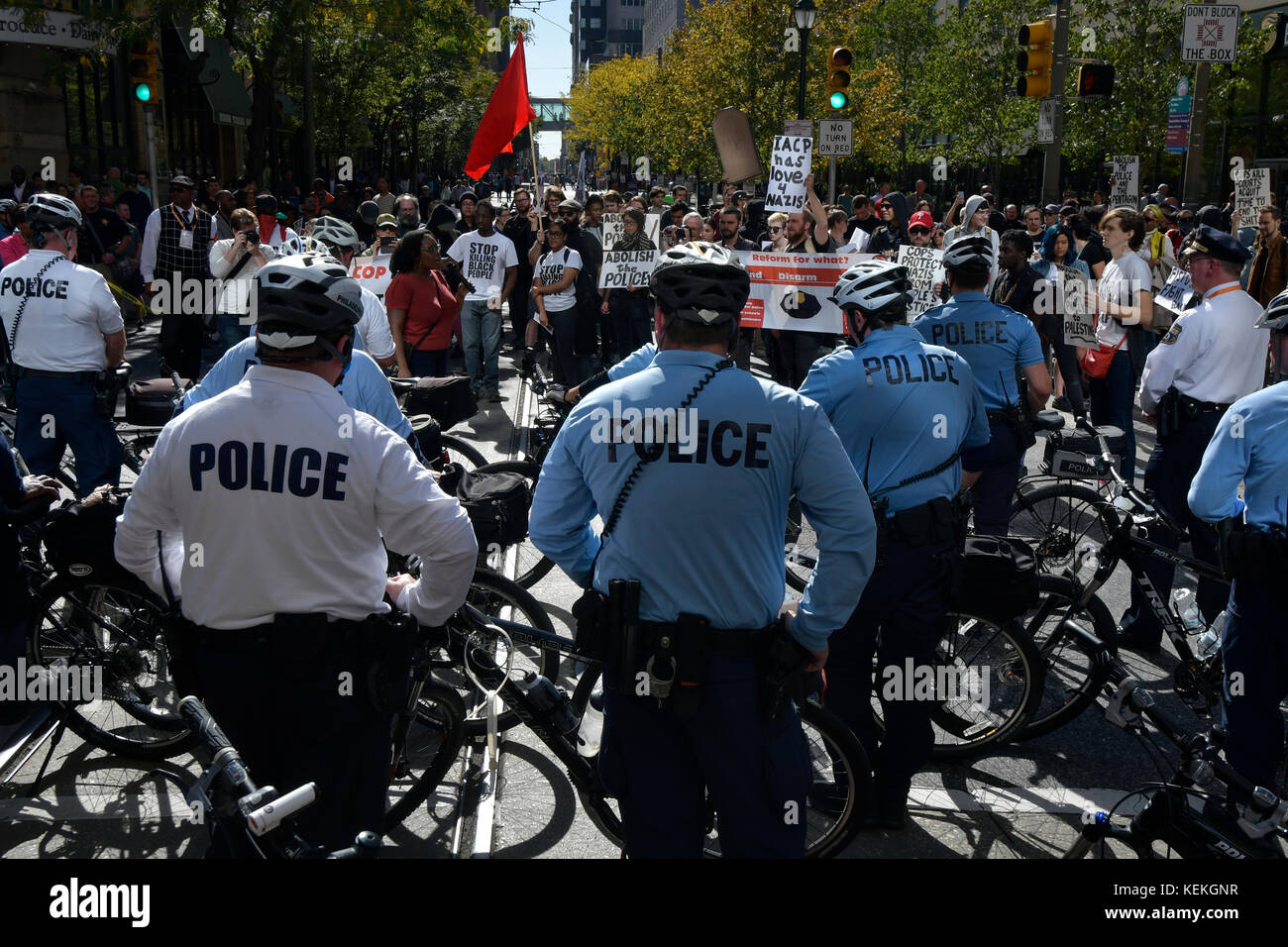 Philadelphia, PA., USA. 21. Oktober, 2017. Demonstranten mit echter Gerechtigkeit Philadelphia konfrontieren Polizei am 21. Oktober 2017 nach US Attorney General Jeff Sessions liefert Erläuterungen zum Projekt sicheren Nachbarschaften in den großen Städten Chiefs Association Fall Meeting, auf dem nahe gelegenen Pennsylvania Convention Center, Philadelphia, PA. Bei der Ankunft am Frank Rizzo Statue, in der Nähe von City Hall Polizisten und Demonstranten zusammenstießen. Fünf Personen wurden festgenommen und nach einer Polizei von Philadelphia Òwill supervisorÊat die Lage wahrscheinlich Home später mit einem Zitat gesendet werden. Stockfoto