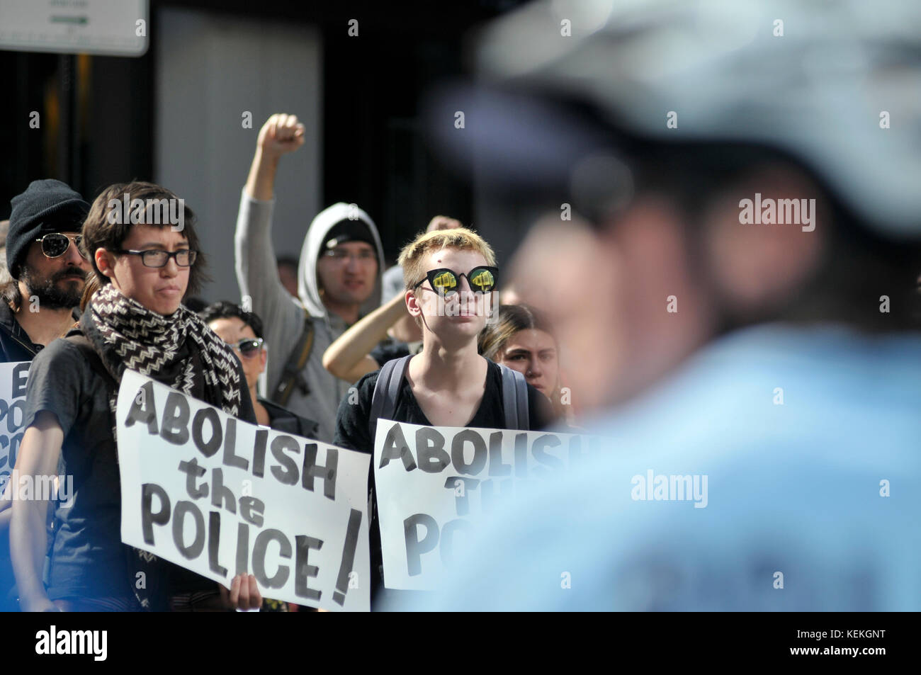 Philadelphia, PA., USA. 21. Oktober, 2017. Demonstranten mit echter Gerechtigkeit Philadelphia konfrontieren Polizei am 21. Oktober 2017 nach US Attorney General Jeff Sessions liefert Erläuterungen zum Projekt sicheren Nachbarschaften in den großen Städten Chiefs Association Fall Meeting, auf dem nahe gelegenen Pennsylvania Convention Center, Philadelphia, PA. Bei der Ankunft am Frank Rizzo Statue, in der Nähe von City Hall Polizisten und Demonstranten zusammenstießen. Fünf Personen wurden festgenommen und nach einer Polizei von Philadelphia Òwill supervisorÊat die Lage wahrscheinlich Home später mit einem Zitat gesendet werden. Stockfoto