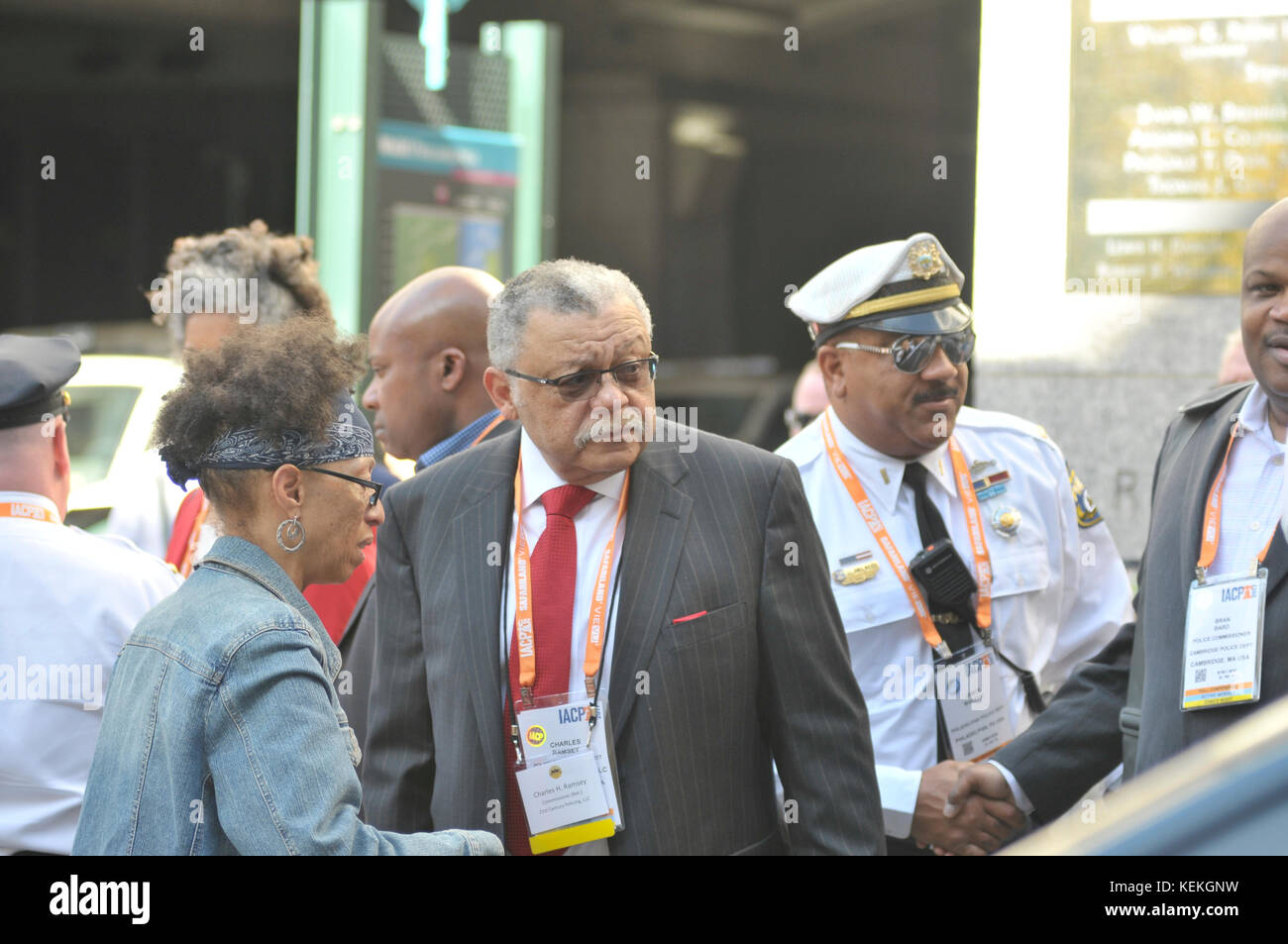 Philadelphia, PA., USA. 21. Oktober, 2017. Demonstranten mit echter Gerechtigkeit Philadelphia konfrontieren Polizei am 21. Oktober 2017 nach US Attorney General Jeff Sessions liefert Erläuterungen zum Projekt sicheren Nachbarschaften in den großen Städten Chiefs Association Fall Meeting, auf dem nahe gelegenen Pennsylvania Convention Center, Philadelphia, PA. Bei der Ankunft am Frank Rizzo Statue, in der Nähe von City Hall Polizisten und Demonstranten zusammenstießen. Fünf Personen wurden festgenommen und nach einer Polizei von Philadelphia Òwill supervisorÊat die Lage wahrscheinlich Home später mit einem Zitat gesendet werden. Stockfoto