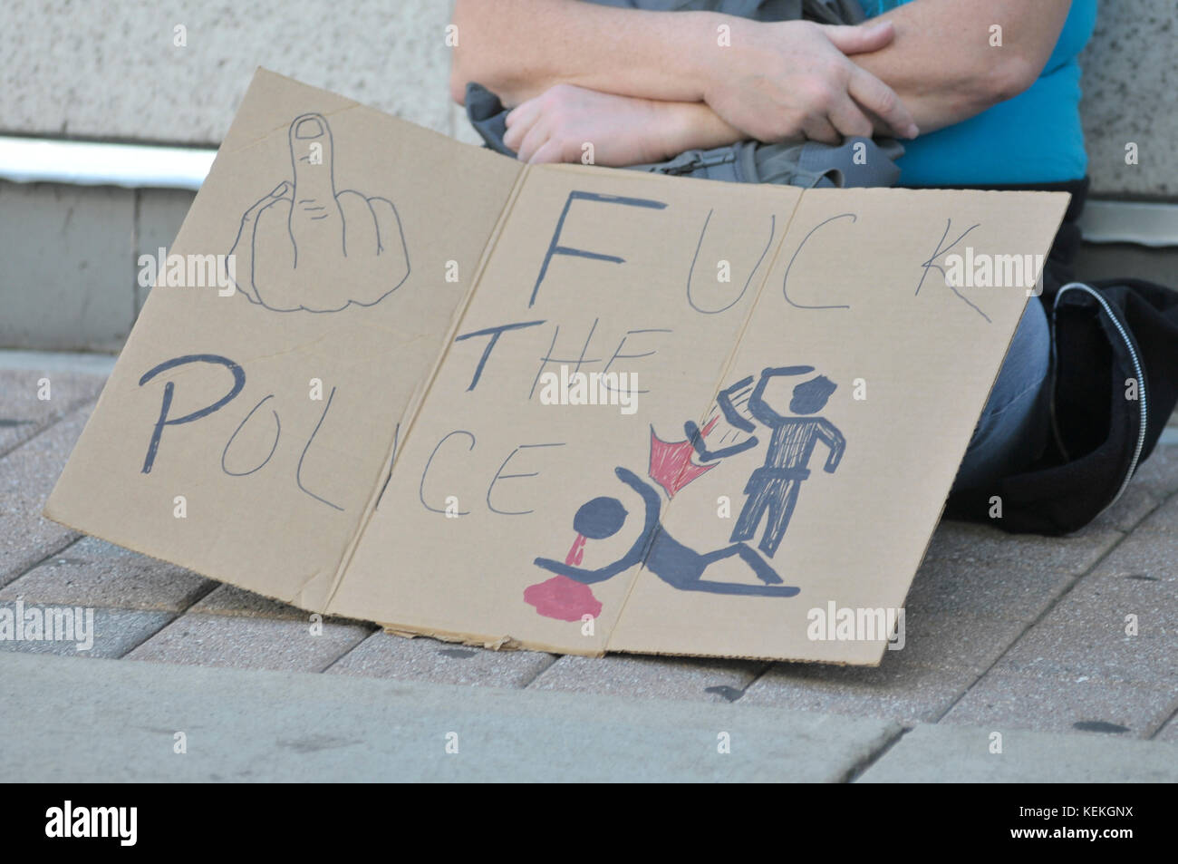 Philadelphia, PA., USA. 21. Oktober, 2017. Demonstranten mit echter Gerechtigkeit Philadelphia konfrontieren Polizei am 21. Oktober 2017 nach US Attorney General Jeff Sessions liefert Erläuterungen zum Projekt sicheren Nachbarschaften in den großen Städten Chiefs Association Fall Meeting, auf dem nahe gelegenen Pennsylvania Convention Center, Philadelphia, PA. Bei der Ankunft am Frank Rizzo Statue, in der Nähe von City Hall Polizisten und Demonstranten zusammenstießen. Fünf Personen wurden festgenommen und nach einer Polizei von Philadelphia Òwill supervisorÊat die Lage wahrscheinlich Home später mit einem Zitat gesendet werden. Stockfoto