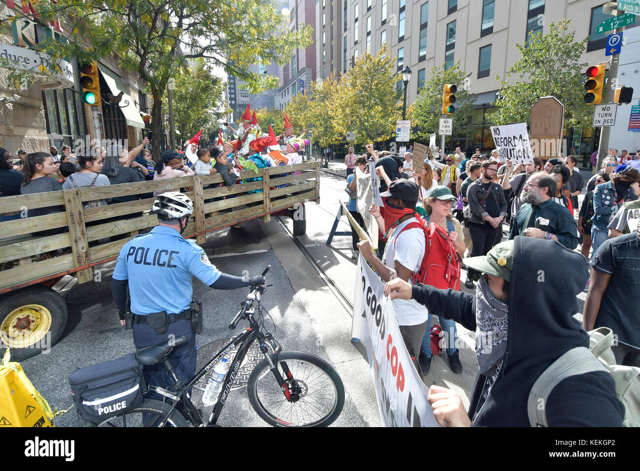 Philadelphia, PA., USA. 21. Oktober, 2017. Demonstranten mit echter Gerechtigkeit Philadelphia konfrontieren Polizei am 21. Oktober 2017 nach US Attorney General Jeff Sessions liefert Erläuterungen zum Projekt sicheren Nachbarschaften in den großen Städten Chiefs Association Fall Meeting, auf dem nahe gelegenen Pennsylvania Convention Center, Philadelphia, PA. Bei der Ankunft am Frank Rizzo Statue, in der Nähe von City Hall Polizisten und Demonstranten zusammenstießen. Fünf Personen wurden festgenommen und nach einer Polizei von Philadelphia Òwill supervisorÊat die Lage wahrscheinlich Home später mit einem Zitat gesendet werden. Stockfoto