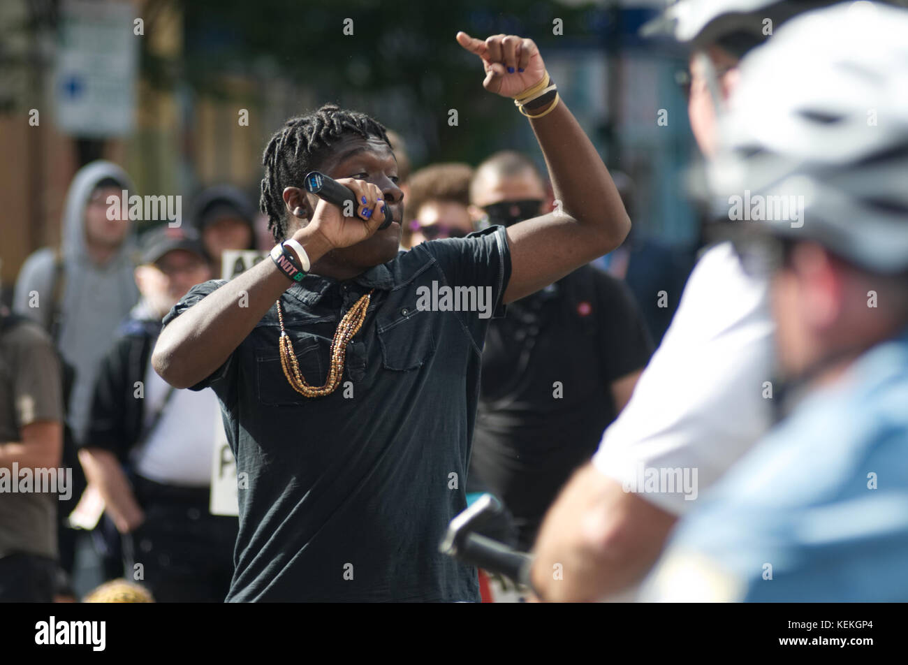 Philadelphia, PA., USA. 21. Oktober, 2017. Demonstranten mit echter Gerechtigkeit Philadelphia konfrontieren Polizei am 21. Oktober 2017 nach US Attorney General Jeff Sessions liefert Erläuterungen zum Projekt sicheren Nachbarschaften in den großen Städten Chiefs Association Fall Meeting, auf dem nahe gelegenen Pennsylvania Convention Center, Philadelphia, PA. Bei der Ankunft am Frank Rizzo Statue, in der Nähe von City Hall Polizisten und Demonstranten zusammenstießen. Fünf Personen wurden festgenommen und nach einer Polizei von Philadelphia Supervisor in der Lage "Höchstwahrscheinlich home später mit einem Zitat gesendet werden. Stockfoto