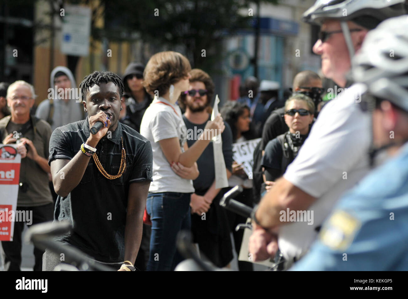 Philadelphia, PA., USA. 21. Oktober, 2017. Demonstranten mit echter Gerechtigkeit Philadelphia konfrontieren Polizei am 21. Oktober 2017 nach US Attorney General Jeff Sessions liefert Erläuterungen zum Projekt sicheren Nachbarschaften in den großen Städten Chiefs Association Fall Meeting, auf dem nahe gelegenen Pennsylvania Convention Center, Philadelphia, PA. Bei der Ankunft am Frank Rizzo Statue, in der Nähe von City Hall Polizisten und Demonstranten zusammenstießen. Fünf Personen wurden festgenommen und nach einer Polizei von Philadelphia Òwill supervisorÊat die Lage wahrscheinlich Home später mit einem Zitat gesendet werden. Stockfoto