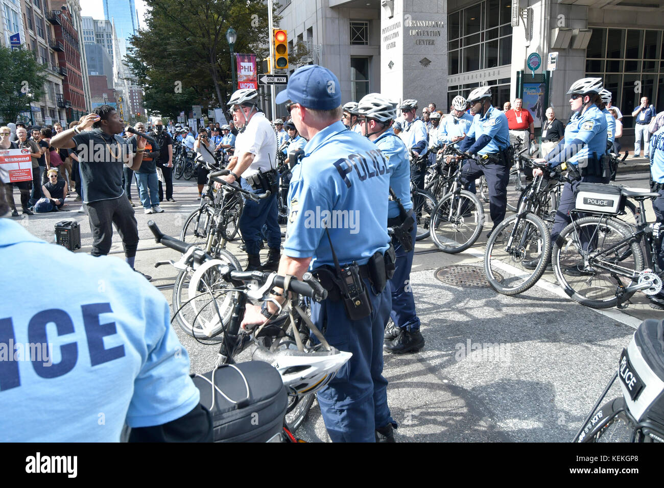 Philadelphia, PA., USA. 21. Oktober, 2017. Demonstranten mit echter Gerechtigkeit Philadelphia konfrontieren Polizei am 21. Oktober 2017 nach US Attorney General Jeff Sessions liefert Erläuterungen zum Projekt sicheren Nachbarschaften in den großen Städten Chiefs Association Fall Meeting, auf dem nahe gelegenen Pennsylvania Convention Center, Philadelphia, PA. Bei der Ankunft am Frank Rizzo Statue, in der Nähe von City Hall Polizisten und Demonstranten zusammenstießen. Fünf Personen wurden festgenommen und nach einer Polizei von Philadelphia Òwill supervisorÊat die Lage wahrscheinlich Home später mit einem Zitat gesendet werden. Stockfoto