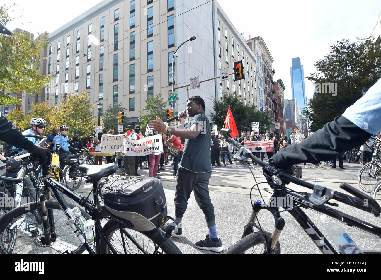 Philadelphia, PA., USA. 21. Oktober, 2017. Demonstranten mit echter Gerechtigkeit Philadelphia konfrontieren Polizei am 21. Oktober 2017 nach US Attorney General Jeff Sessions liefert Erläuterungen zum Projekt sicheren Nachbarschaften in den großen Städten Chiefs Association Fall Meeting, auf dem nahe gelegenen Pennsylvania Convention Center, Philadelphia, PA. Bei der Ankunft am Frank Rizzo Statue, in der Nähe von City Hall Polizisten und Demonstranten zusammenstießen. Fünf Personen wurden festgenommen und nach einer Polizei von Philadelphia Òwill supervisorÊat die Lage wahrscheinlich Home später mit einem Zitat gesendet werden. Stockfoto
