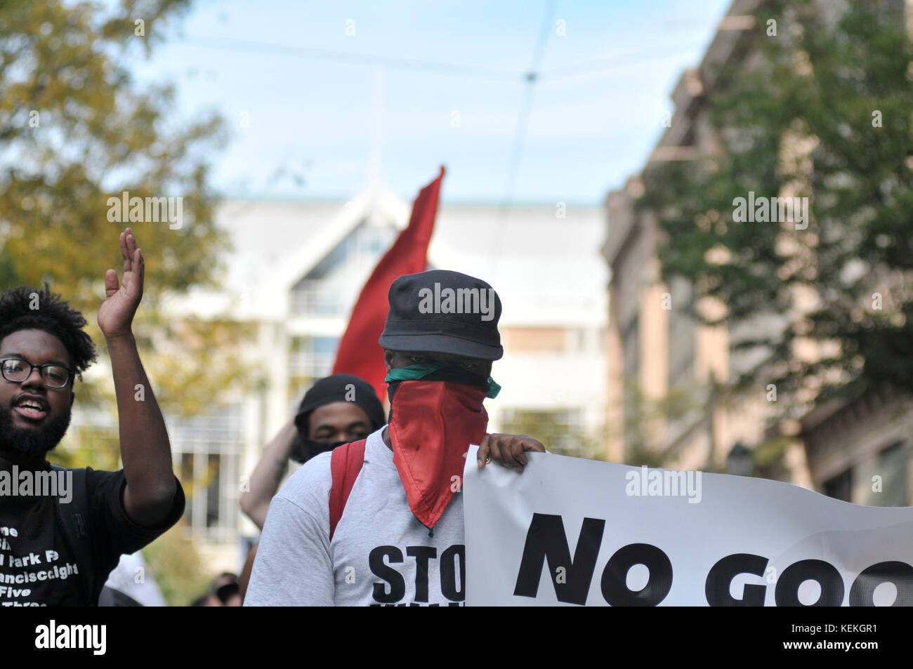 Philadelphia, PA., USA. 21. Oktober, 2017. Demonstranten mit echter Gerechtigkeit Philadelphia konfrontieren Polizei am 21. Oktober 2017 nach US Attorney General Jeff Sessions liefert Erläuterungen zum Projekt sicheren Nachbarschaften in den großen Städten Chiefs Association Fall Meeting, auf dem nahe gelegenen Pennsylvania Convention Center, Philadelphia, PA. Bei der Ankunft am Frank Rizzo Statue, in der Nähe von City Hall Polizisten und Demonstranten zusammenstießen. Fünf Personen wurden festgenommen und nach einer Polizei von Philadelphia Òwill supervisorÊat die Lage wahrscheinlich Home später mit einem Zitat gesendet werden. Stockfoto