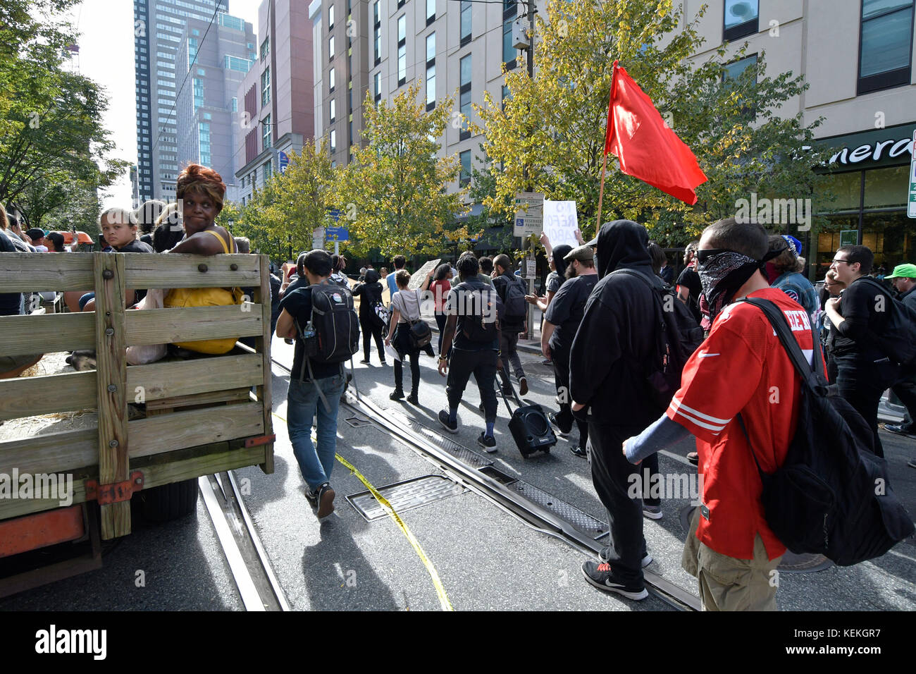 Philadelphia, PA., USA. 21. Oktober, 2017. Demonstranten mit echter Gerechtigkeit Philadelphia konfrontieren Polizei am 21. Oktober 2017 nach US Attorney General Jeff Sessions liefert Erläuterungen zum Projekt sicheren Nachbarschaften in den großen Städten Chiefs Association Fall Meeting, auf dem nahe gelegenen Pennsylvania Convention Center, Philadelphia, PA. Bei der Ankunft am Frank Rizzo Statue, in der Nähe von City Hall Polizisten und Demonstranten zusammenstießen. Fünf Personen wurden festgenommen und nach einer Polizei von Philadelphia Òwill supervisorÊat die Lage wahrscheinlich Home später mit einem Zitat gesendet werden. Stockfoto